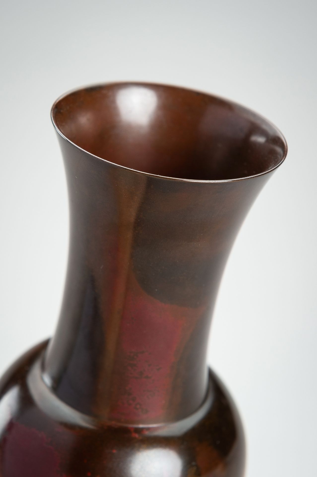 TOYOCHIKA TAKAMURA: A BRONZE FLOWER VASE - Bild 8 aus 18