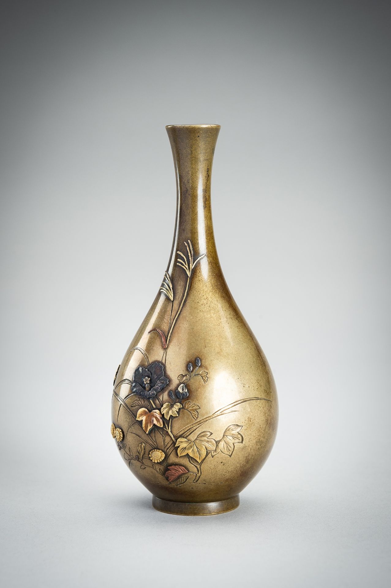 A SIGNED IRO-E TAKAZOGAN INLAID BRONZE VASE WITH FLOWERS, MEIJI - Bild 8 aus 16