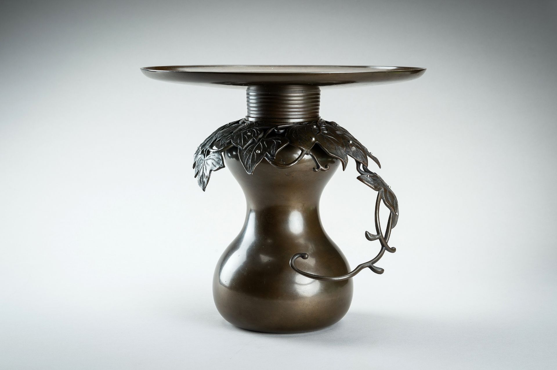 HARUYAMA FUBO: A THREE-PART BRONZE USUBATA VASE WITH VINES - Bild 4 aus 20