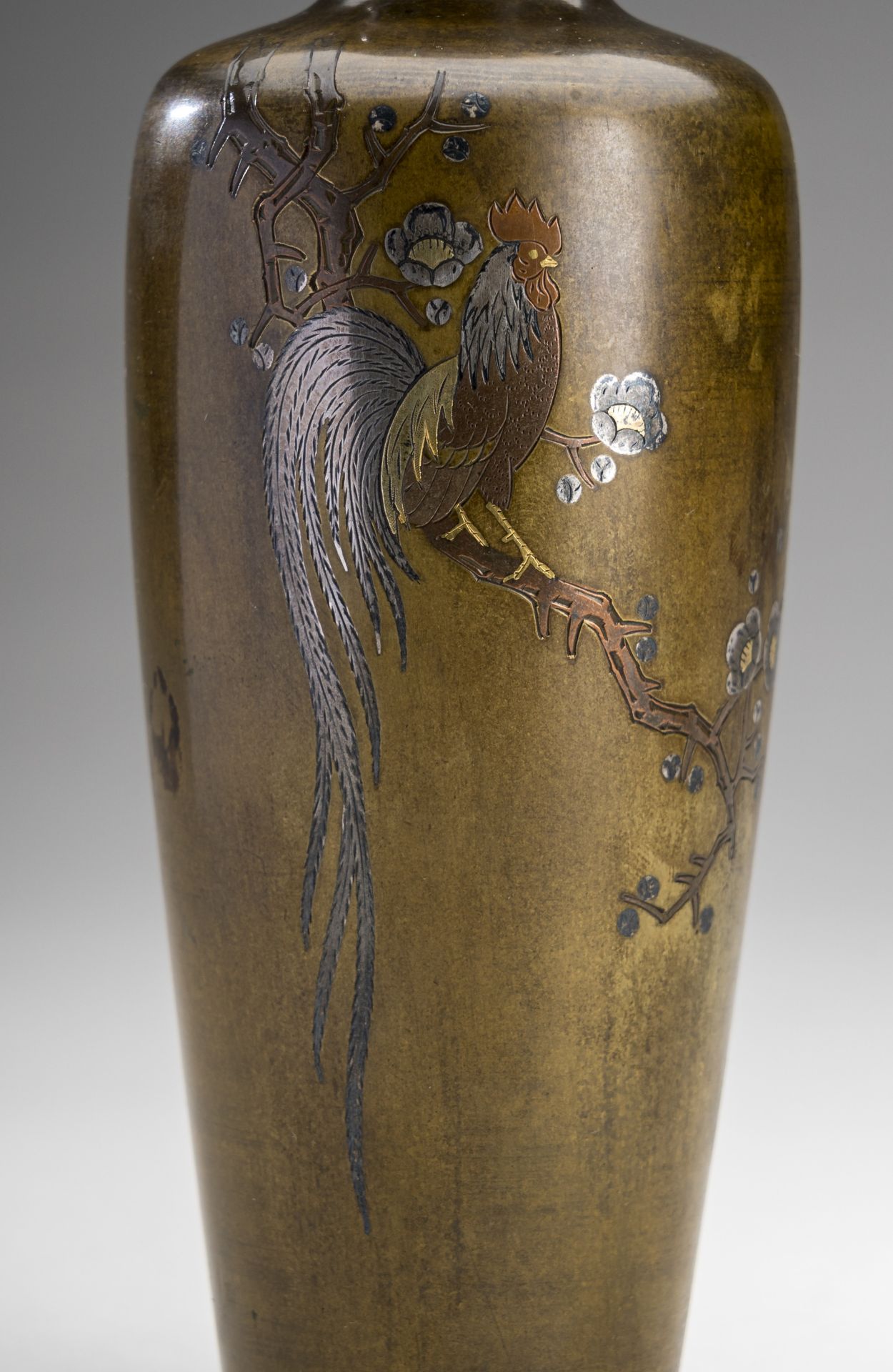 A LOT WITH TWO BRONZE VASES AND A CENSER WITH ROOSTERS, MEIJI - Image 4 of 10