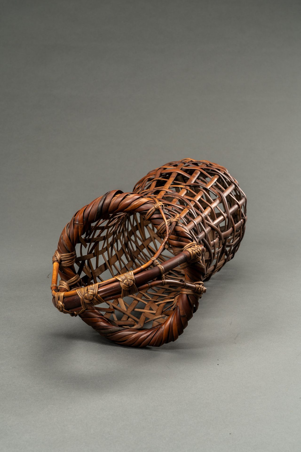 KOSUGE KOGETSU (1932-2016): A FINE WOVEN BAMBOO AND RATTAN HANAKAGO (FLOWER BASKET) - Bild 8 aus 9