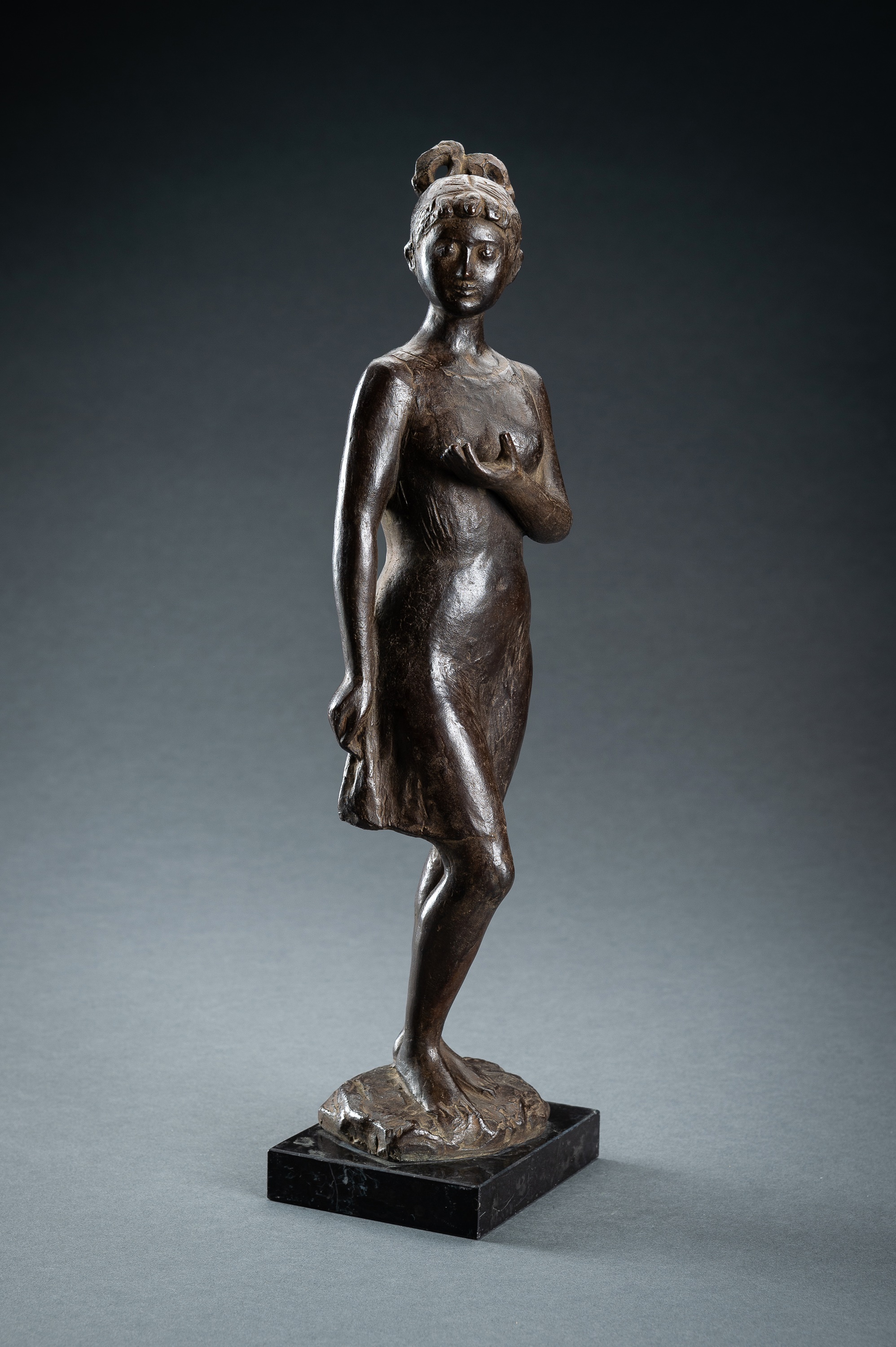 KATSUZO ENTSUBA: A MODERNIST BRONZE SCULPTURE OF A YOUNG GIRL - Image 2 of 14