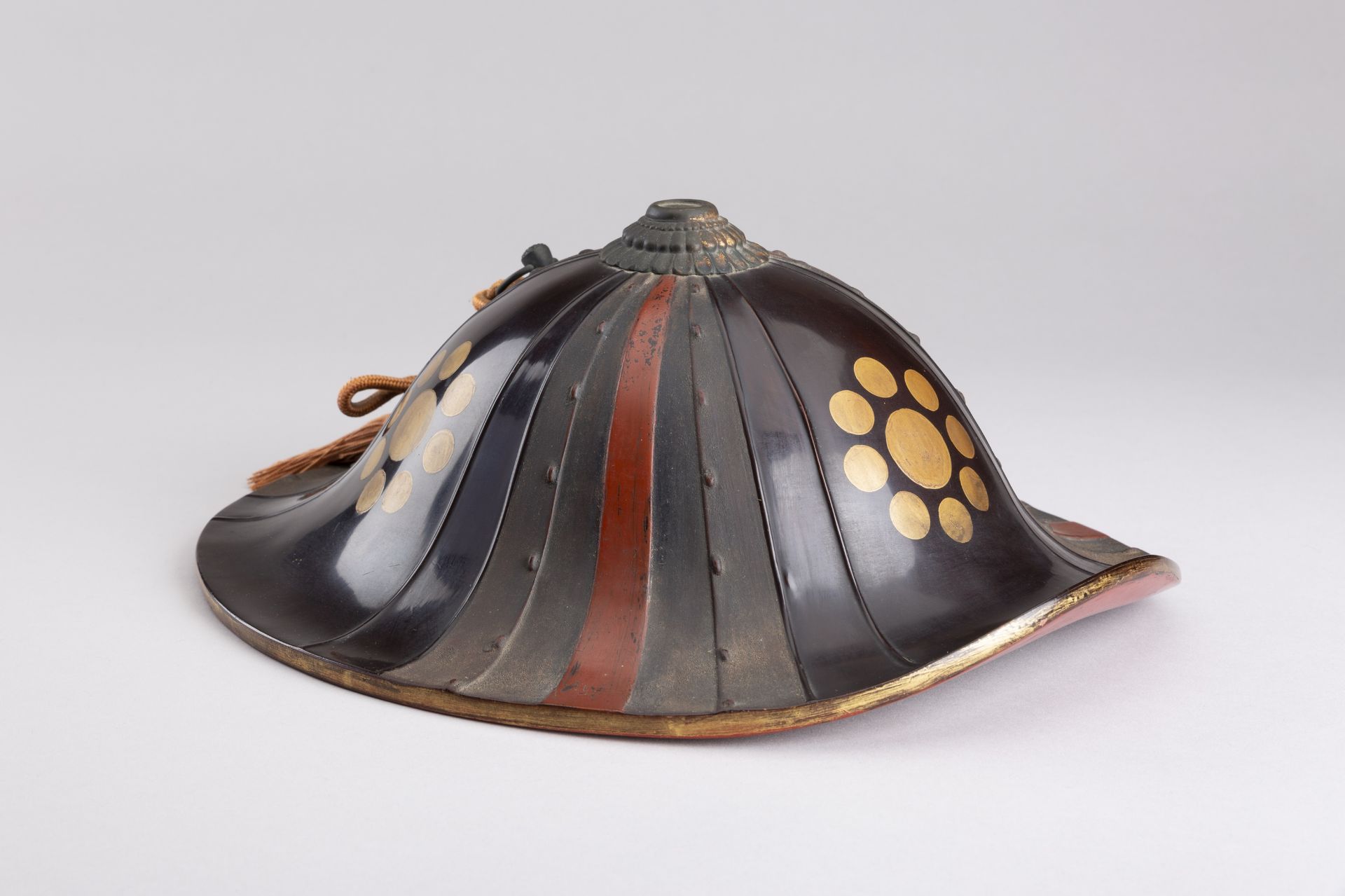 A LACQUERED JINGASA (WAR HAT), EDO - Bild 3 aus 9