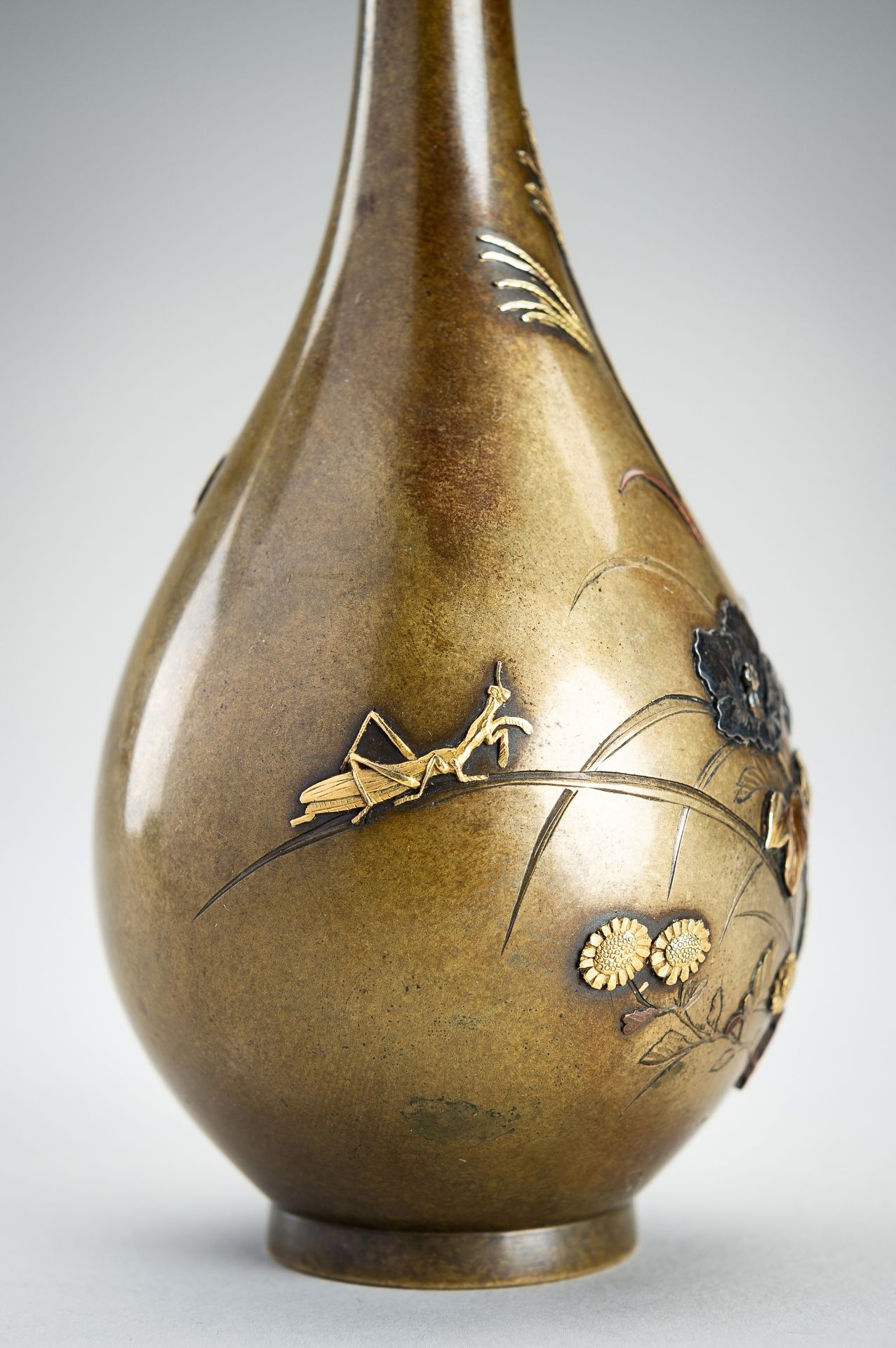 A SIGNED IRO-E TAKAZOGAN INLAID BRONZE VASE WITH FLOWERS, MEIJI - Bild 5 aus 16