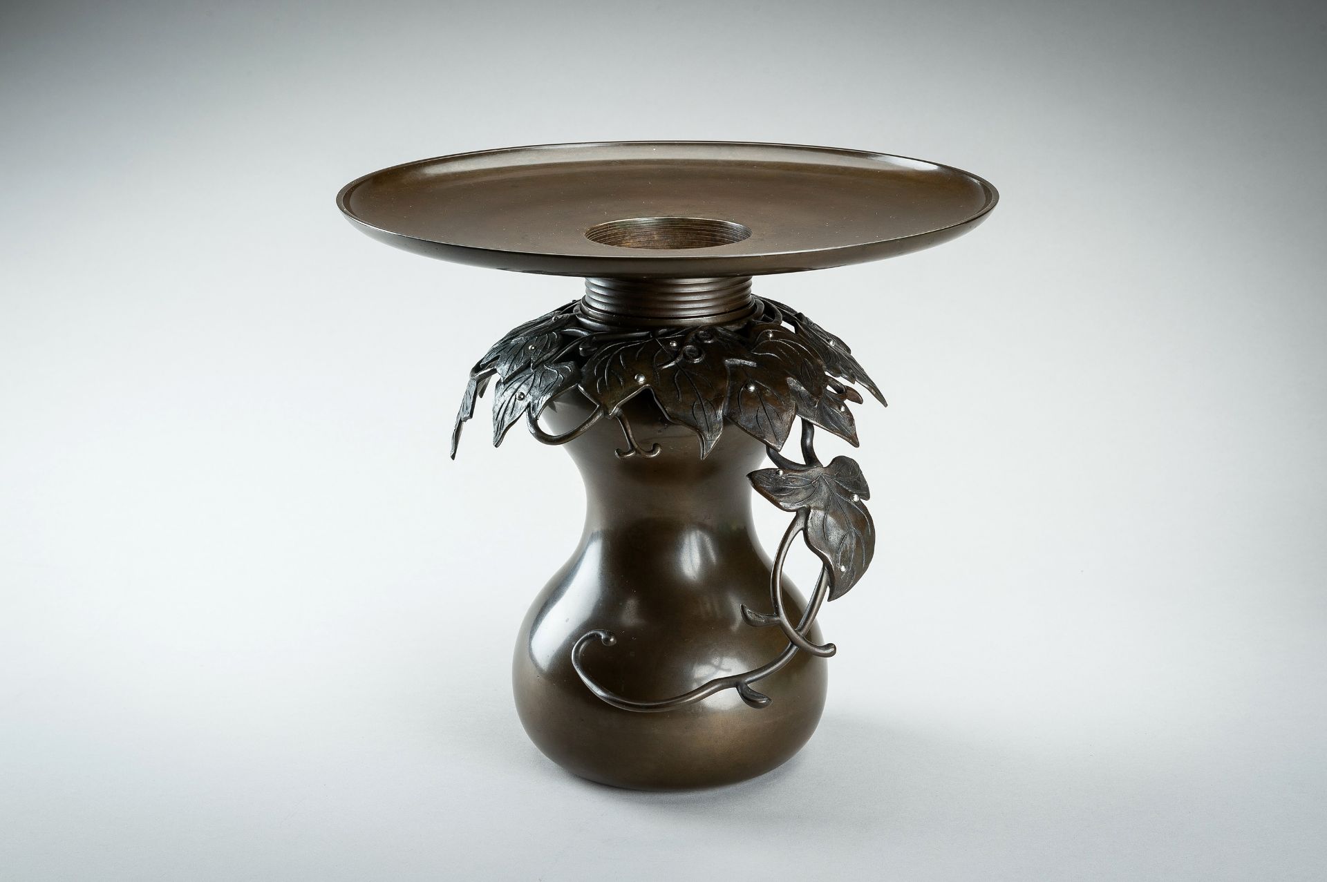 HARUYAMA FUBO: A THREE-PART BRONZE USUBATA VASE WITH VINES - Bild 2 aus 20