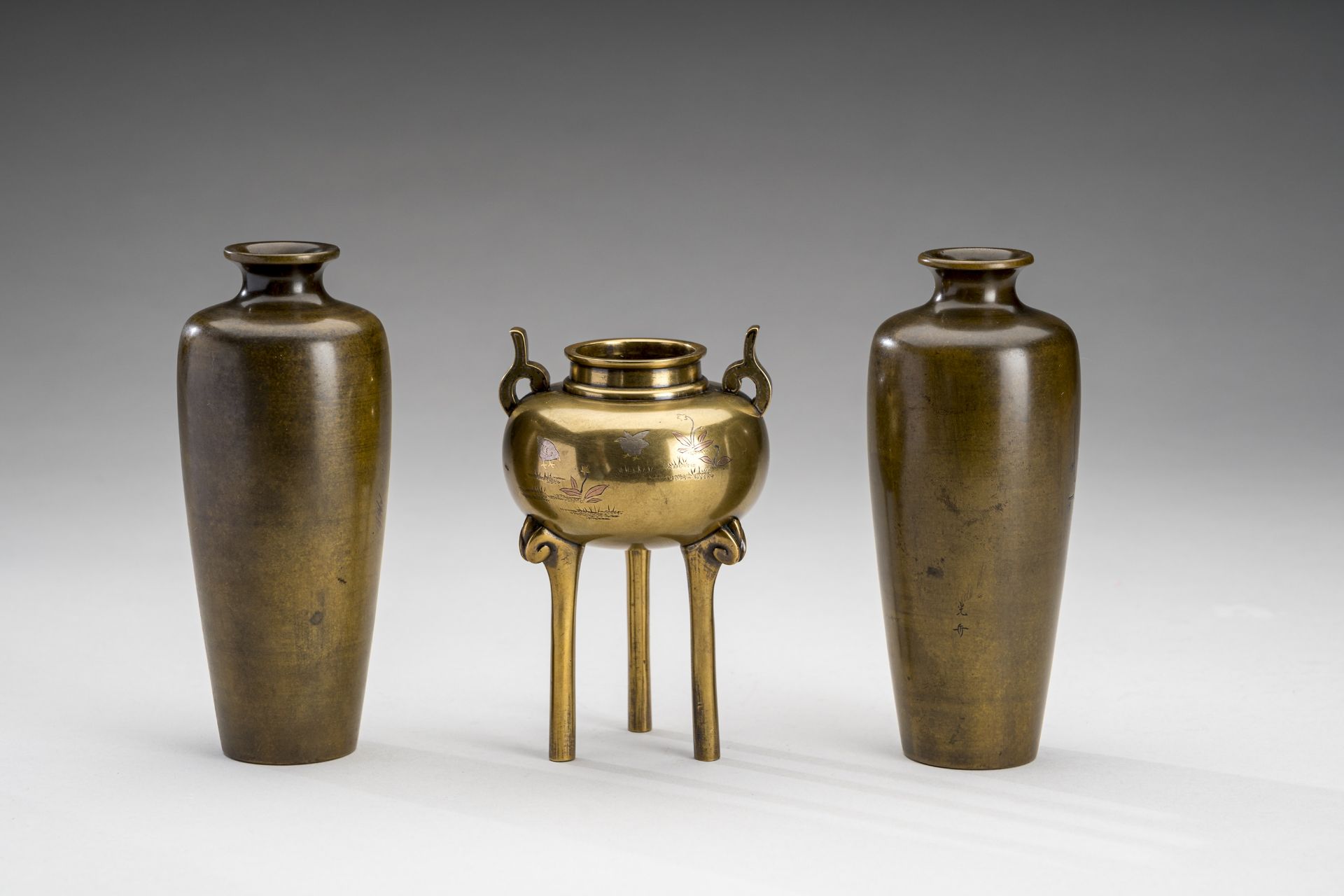 A LOT WITH TWO BRONZE VASES AND A CENSER WITH ROOSTERS, MEIJI - Image 8 of 10