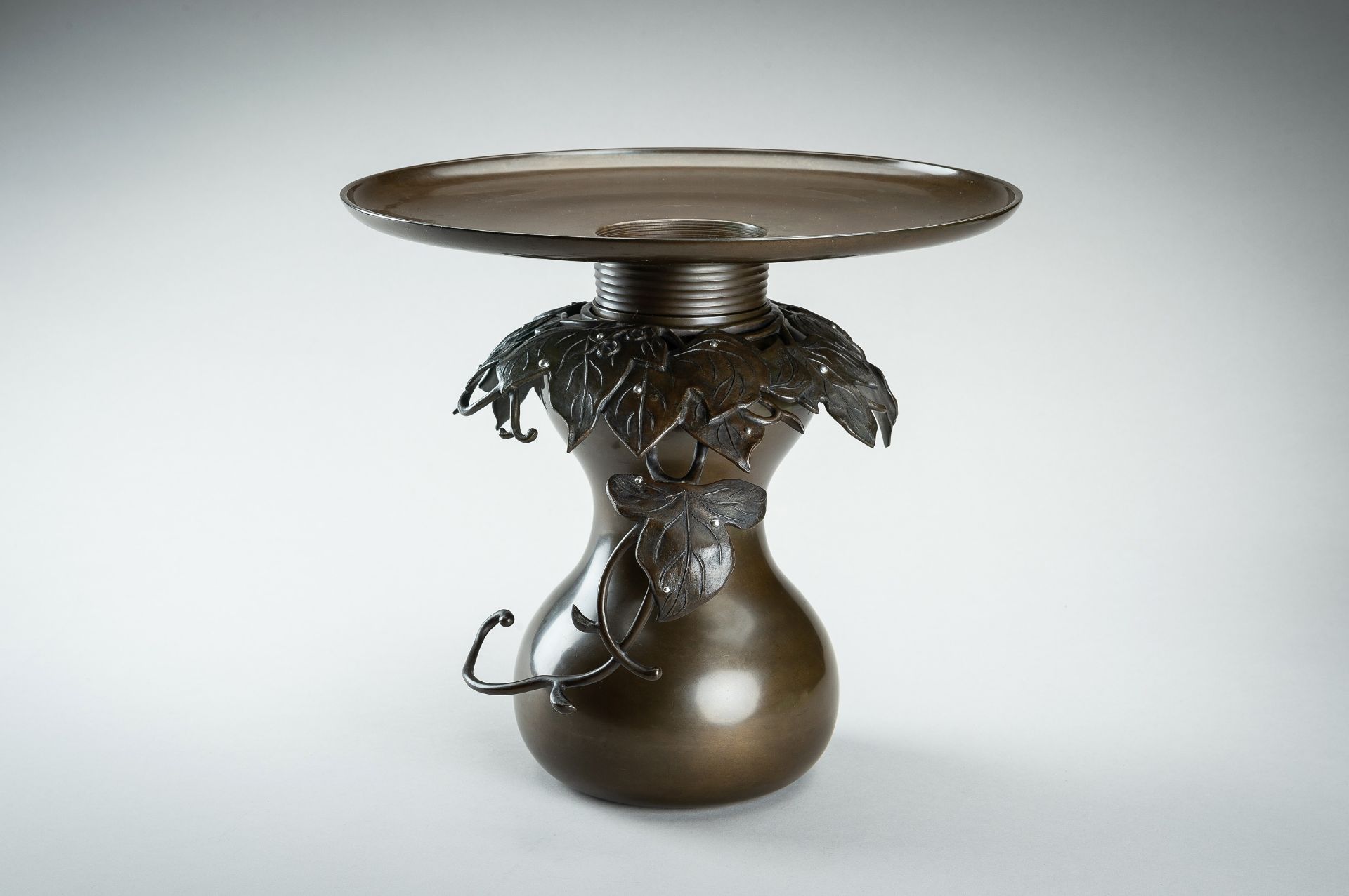 HARUYAMA FUBO: A THREE-PART BRONZE USUBATA VASE WITH VINES - Bild 15 aus 20