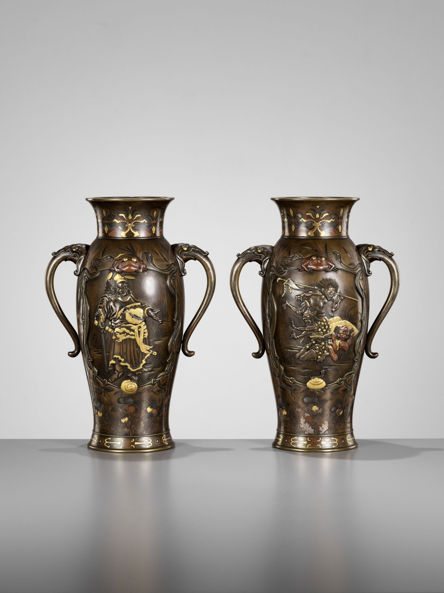 A SUPERB PAIR OF MIYAO-STYLE MIXED-METAL-INLAID AND PARCEL-GILT BRONZE VASES WITH SHOKI AND ONI - Bild 5 aus 15
