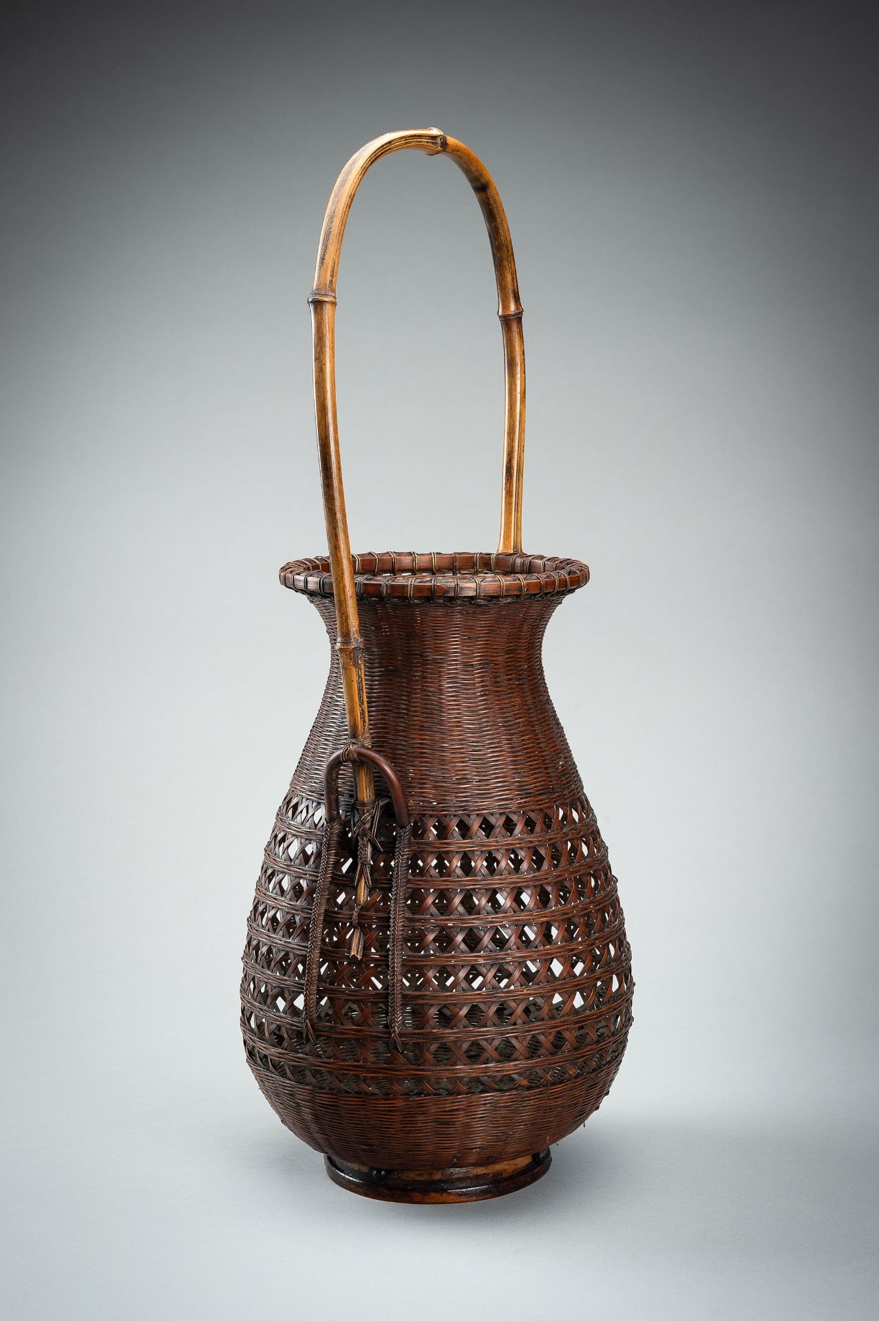 MAEDA CHIKUBOSAI II: A WOVEN BAMBOO AND RATTAN HANAKAGO (FLOWER BASKET) - Bild 3 aus 16