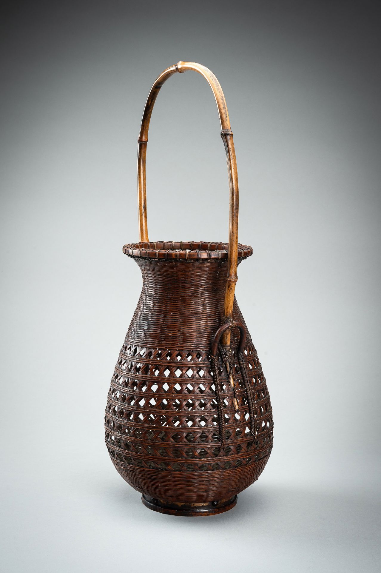 MAEDA CHIKUBOSAI II: A WOVEN BAMBOO AND RATTAN HANAKAGO (FLOWER BASKET) - Bild 2 aus 16