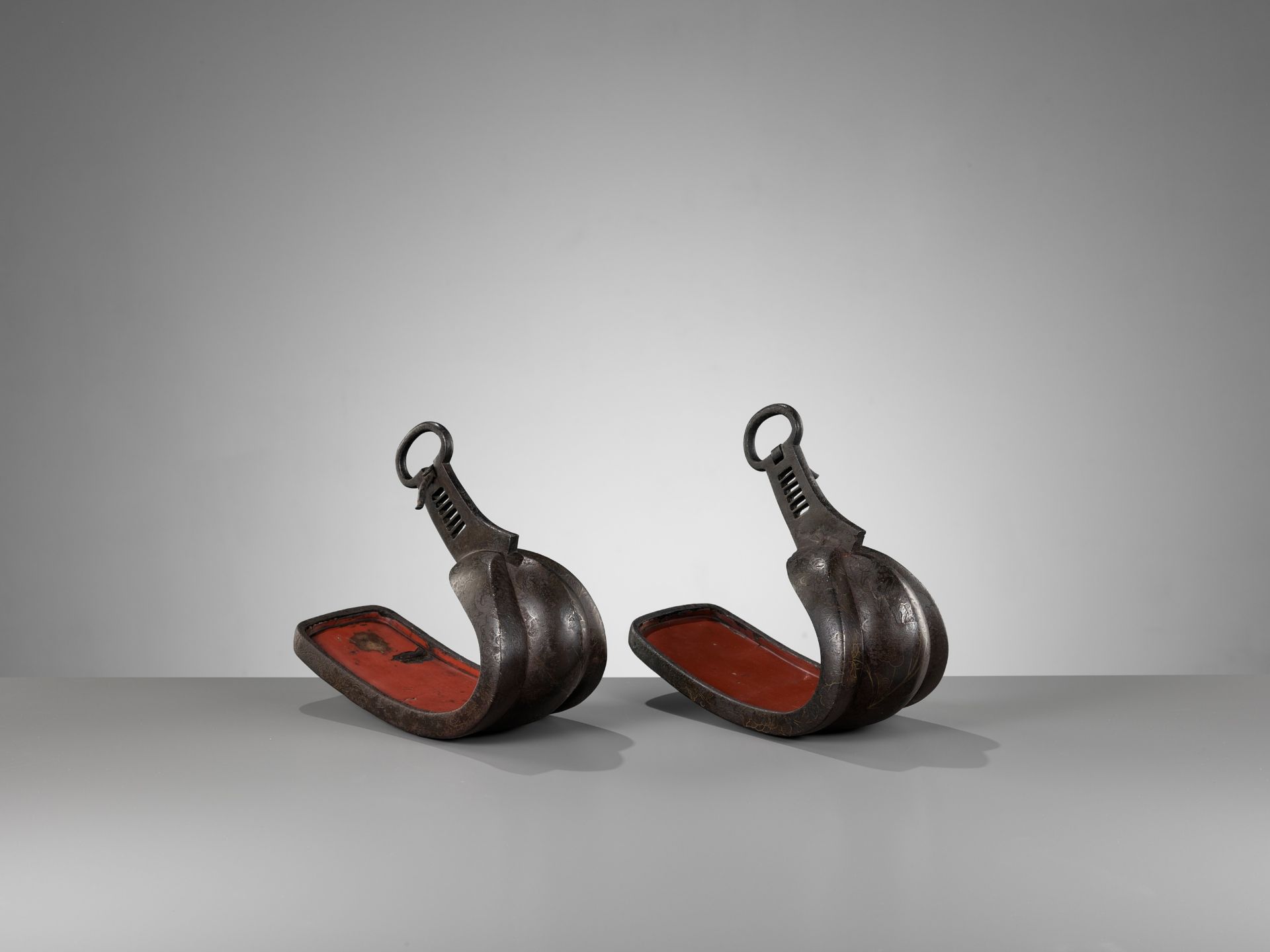 YOSHITSUGU: A PAIR OF GILT AND SILVER-INLAID LACQUERED IRON STIRRUPS (ABUMI) - Bild 8 aus 10