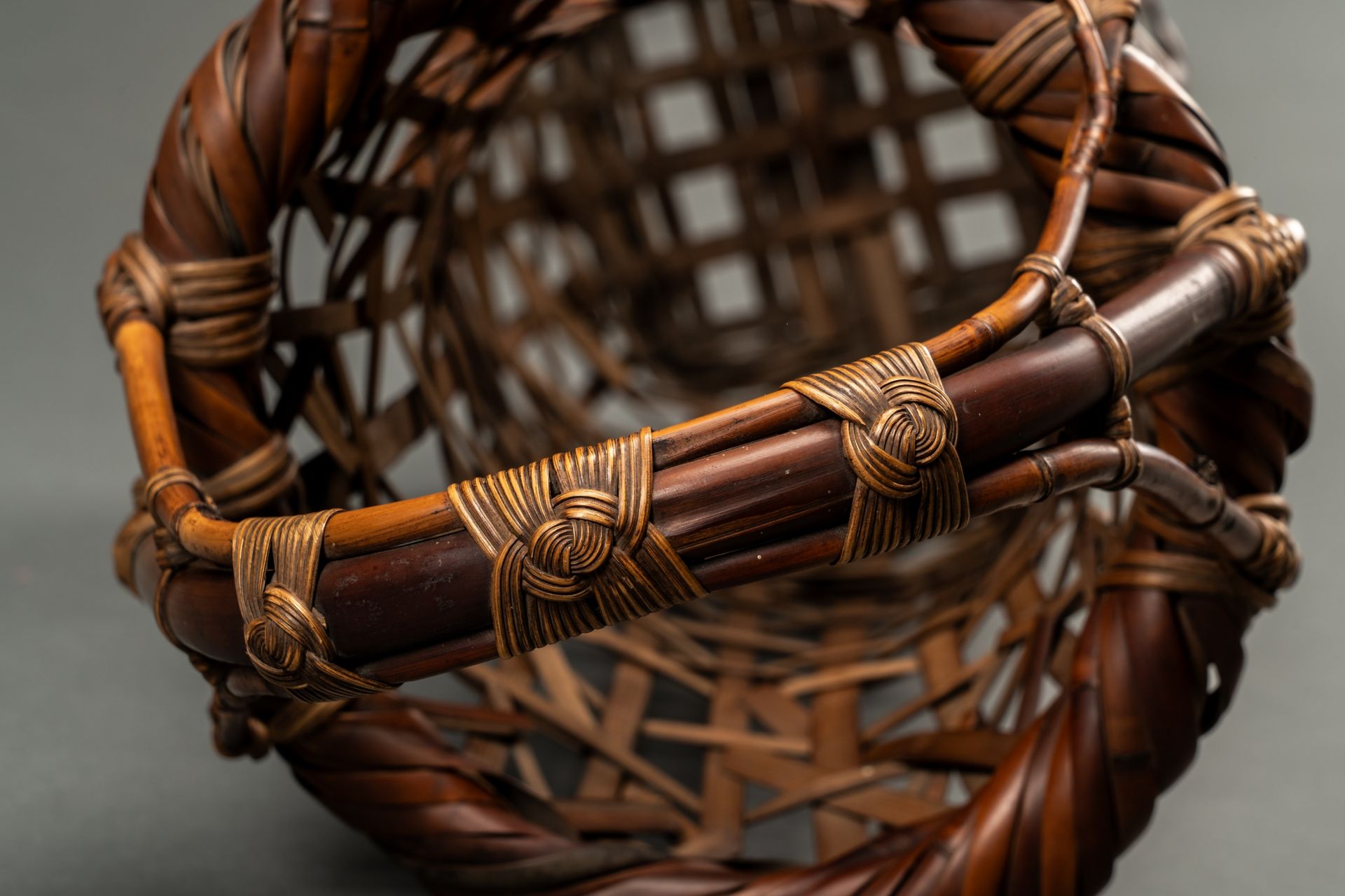 KOSUGE KOGETSU (1932-2016): A FINE WOVEN BAMBOO AND RATTAN HANAKAGO (FLOWER BASKET) - Bild 3 aus 9