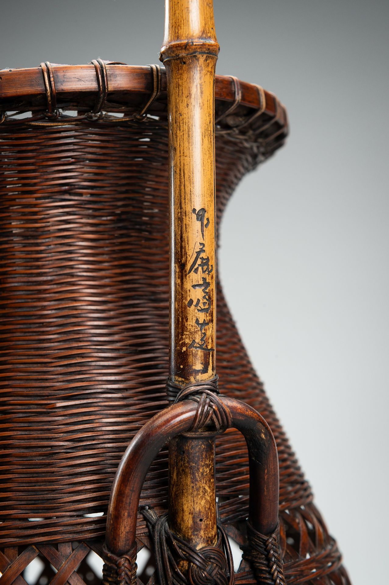 MAEDA CHIKUBOSAI II: A WOVEN BAMBOO AND RATTAN HANAKAGO (FLOWER BASKET) - Bild 10 aus 16