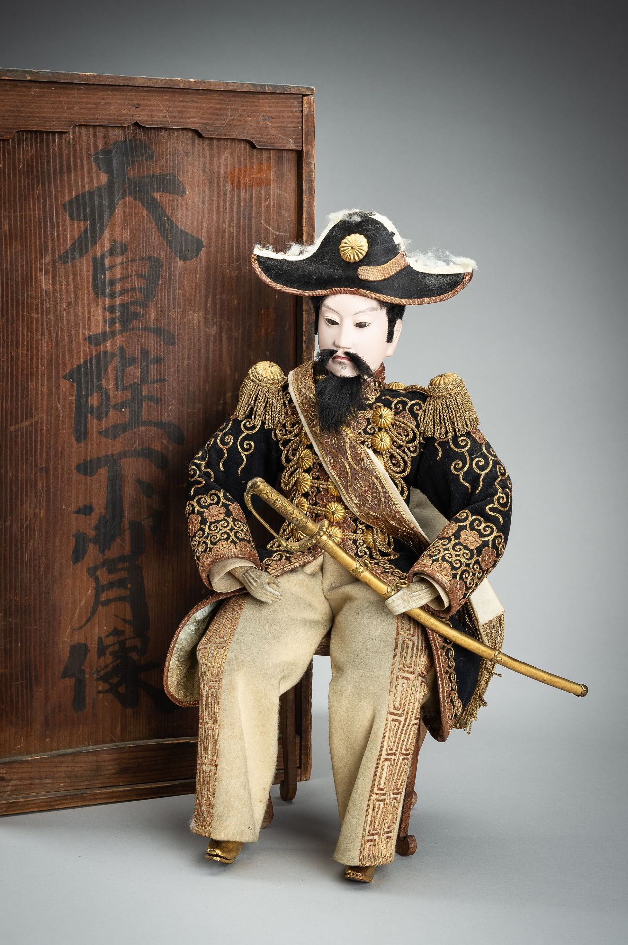 OKI HEIZO: A FINE DAIRI BINA OF THE EMPEROR MEIJI, DATED 1903 - Bild 17 aus 17