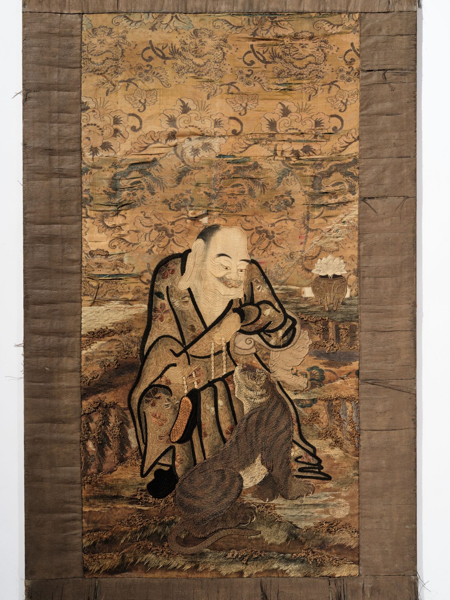 A LARGE EMBROIDERED SILK PANEL WITH BINZURU RAKAN AND HIS TIGER - Bild 2 aus 5