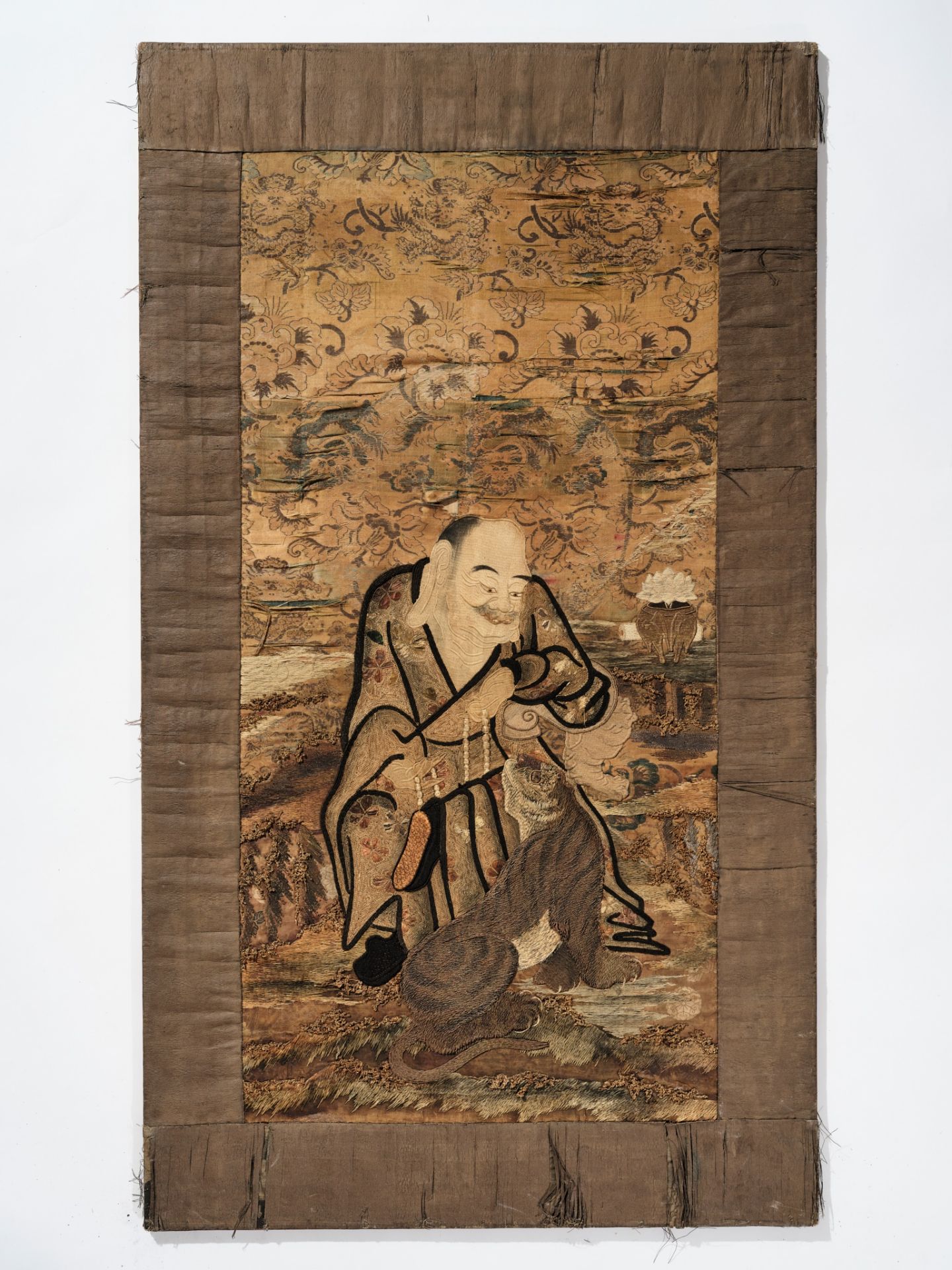 A LARGE EMBROIDERED SILK PANEL WITH BINZURU RAKAN AND HIS TIGER - Bild 4 aus 5