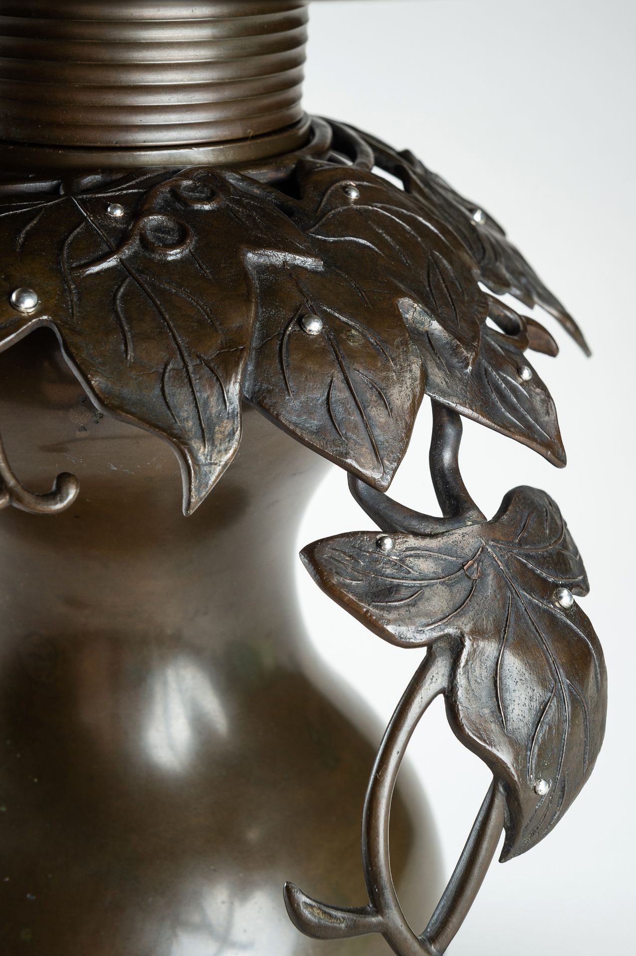 HARUYAMA FUBO: A THREE-PART BRONZE USUBATA VASE WITH VINES - Bild 6 aus 20