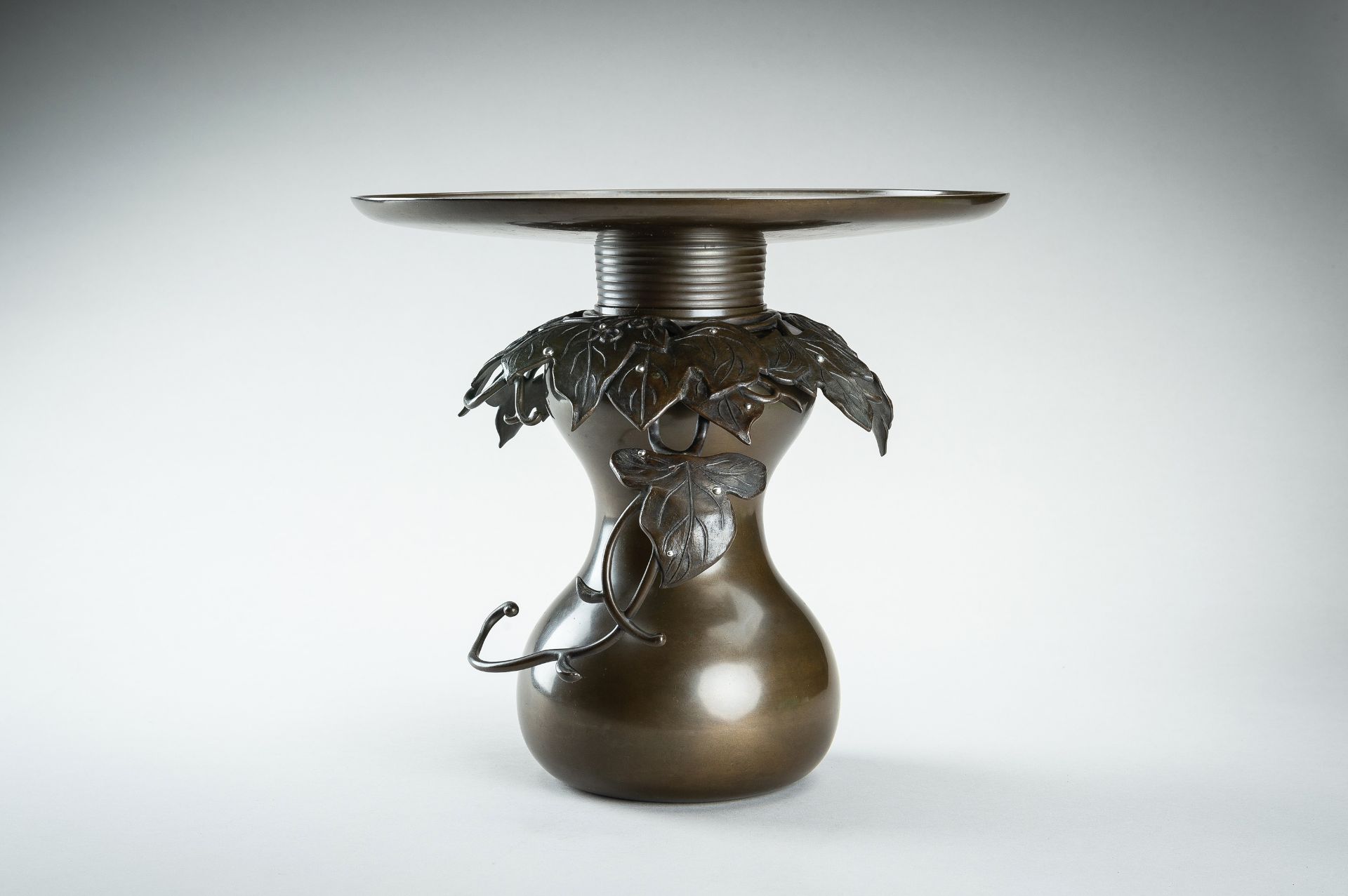 HARUYAMA FUBO: A THREE-PART BRONZE USUBATA VASE WITH VINES - Bild 3 aus 20