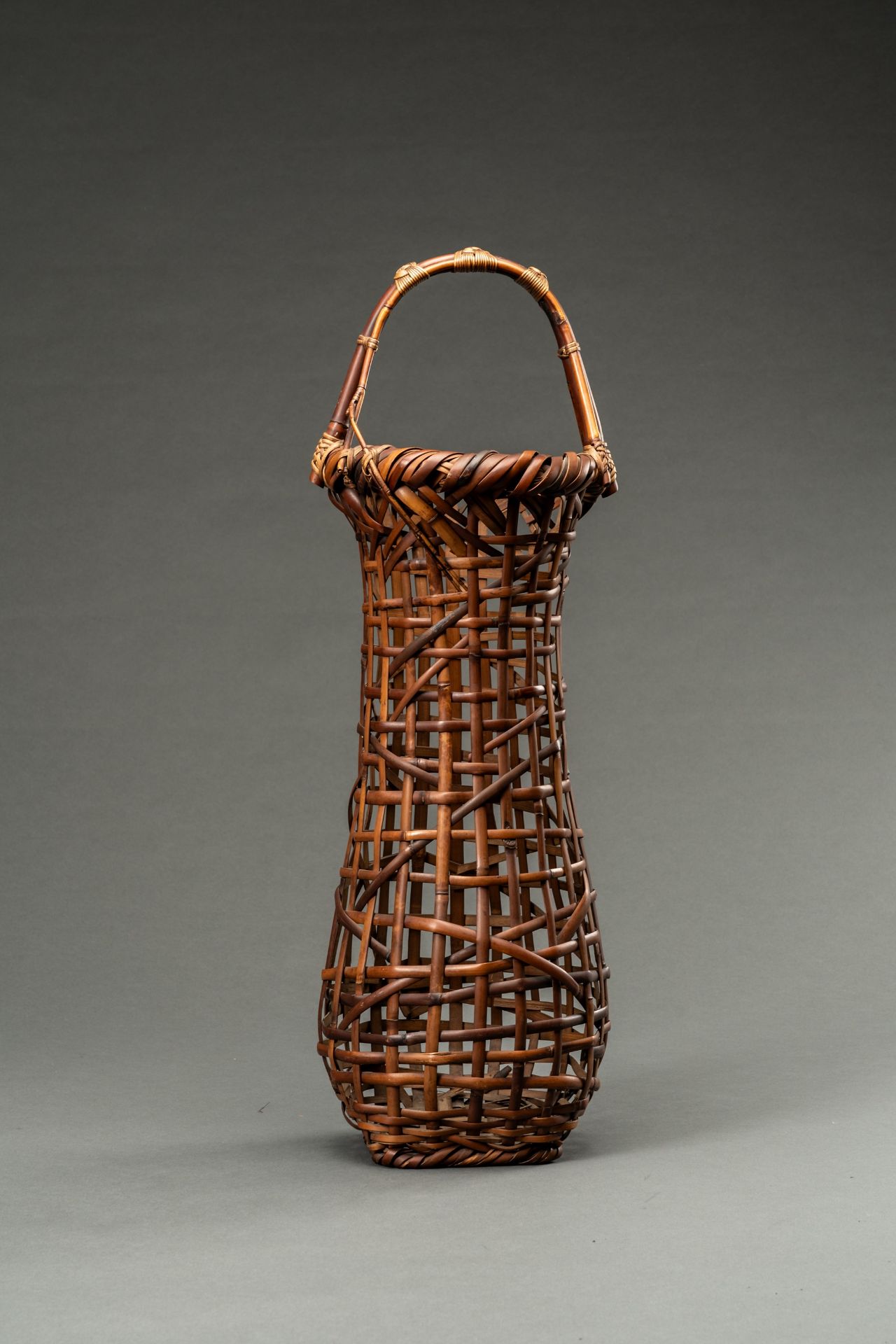 KOSUGE KOGETSU (1932-2016): A FINE WOVEN BAMBOO AND RATTAN HANAKAGO (FLOWER BASKET) - Bild 2 aus 9