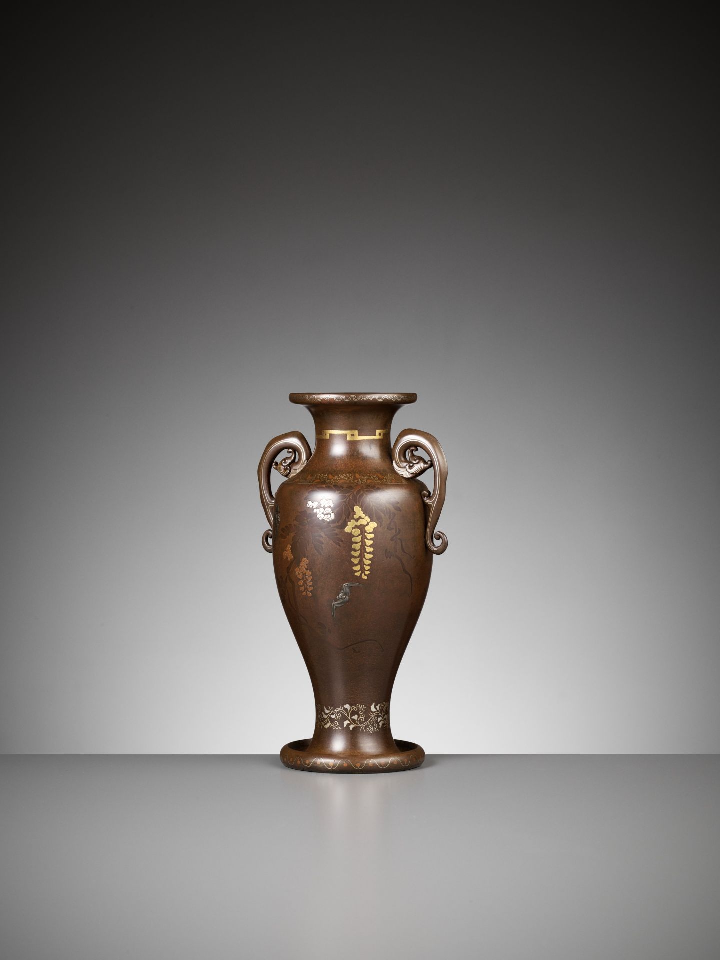 AN BRONZE AND PARCEL-GILT AMPHORA VASE - Bild 6 aus 10