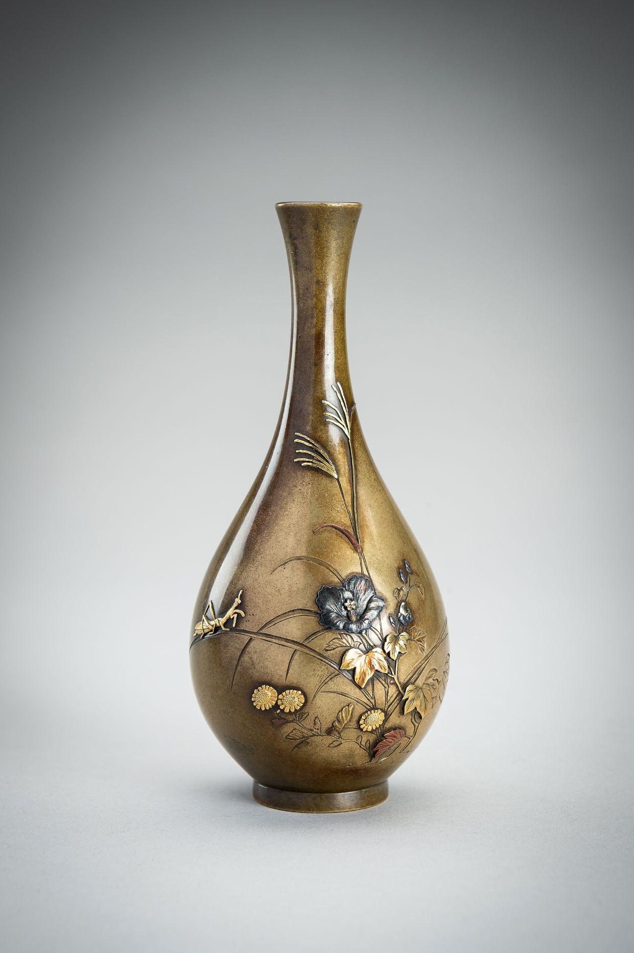 A SIGNED IRO-E TAKAZOGAN INLAID BRONZE VASE WITH FLOWERS, MEIJI - Bild 2 aus 16