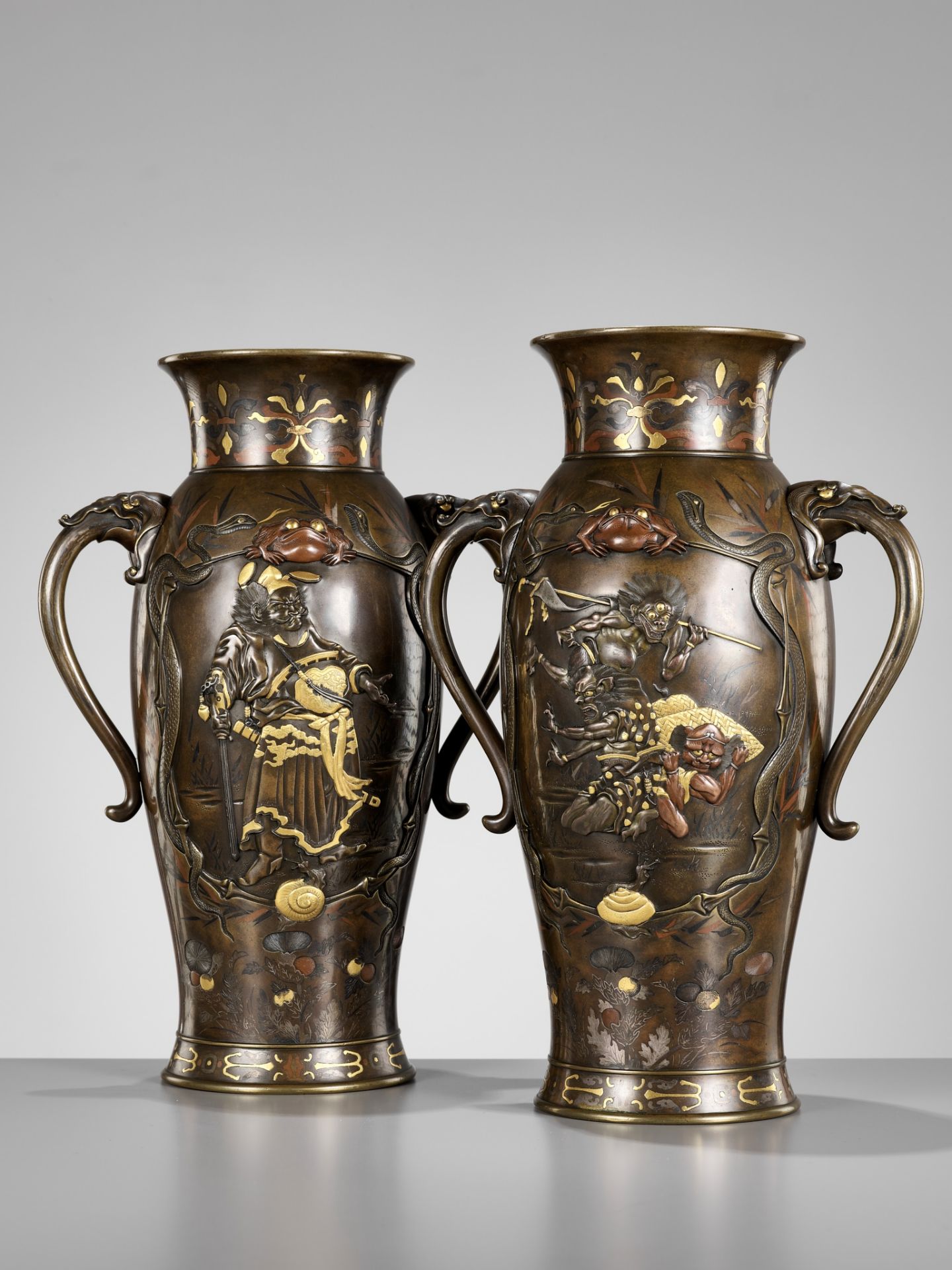 A SUPERB PAIR OF MIYAO-STYLE MIXED-METAL-INLAID AND PARCEL-GILT BRONZE VASES WITH SHOKI AND ONI - Bild 2 aus 15