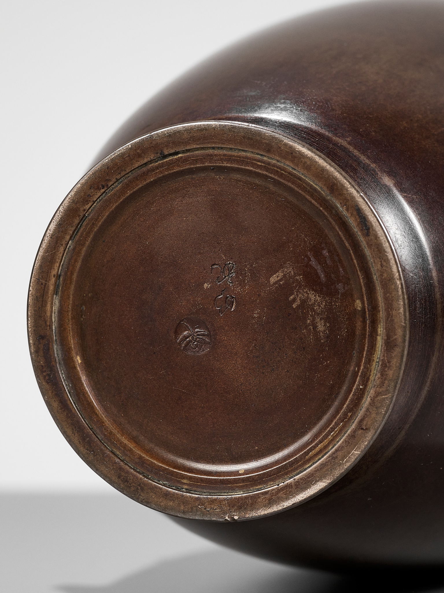 AKICHIKA: A FINE BRONZE VASE WITH LIZARD PREYING ON A FROG - Image 13 of 13