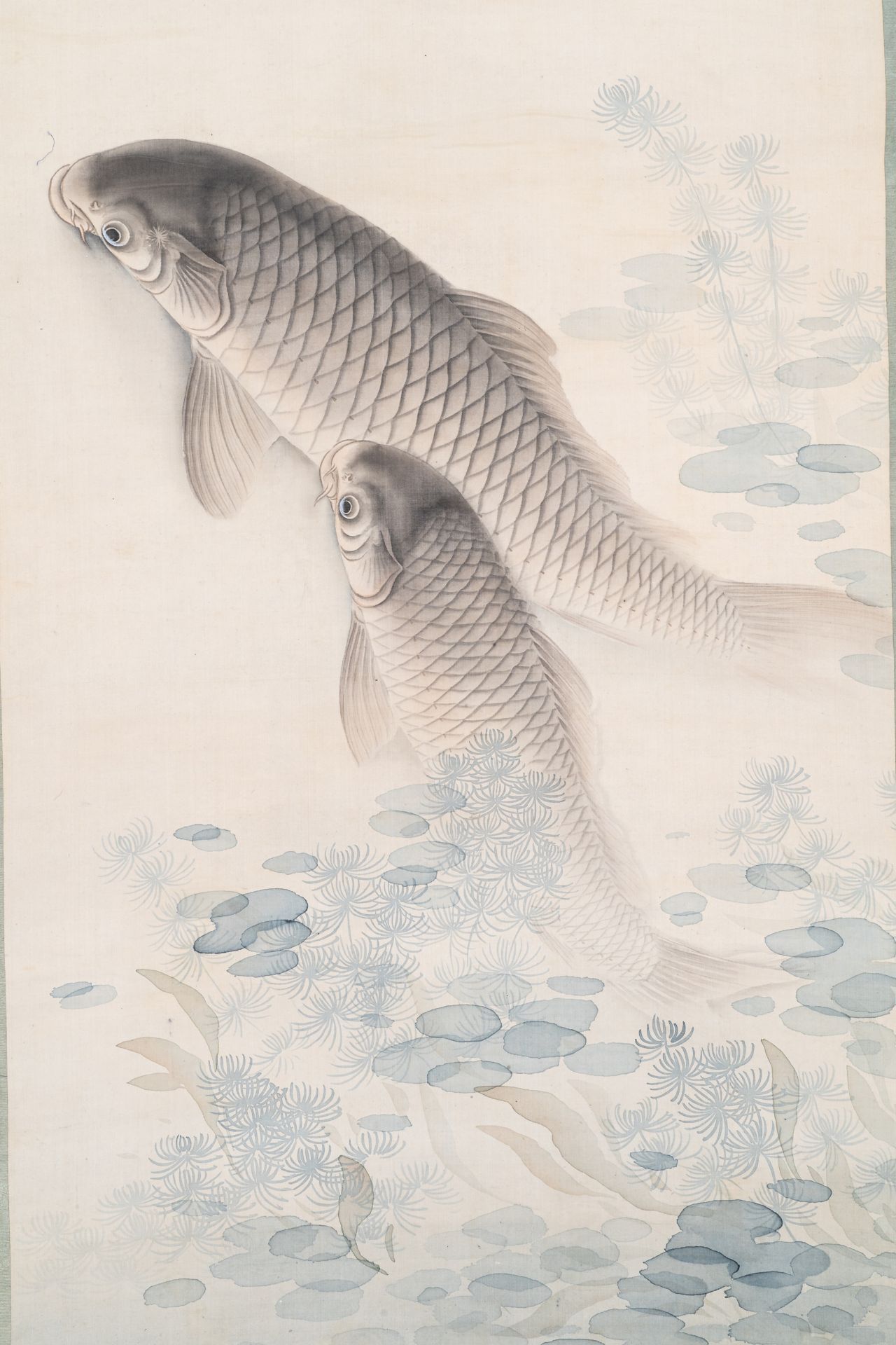 A SIGNED SCROLL PAINTING OF THREE CARPS IN A POND, MEIJI - Bild 3 aus 7