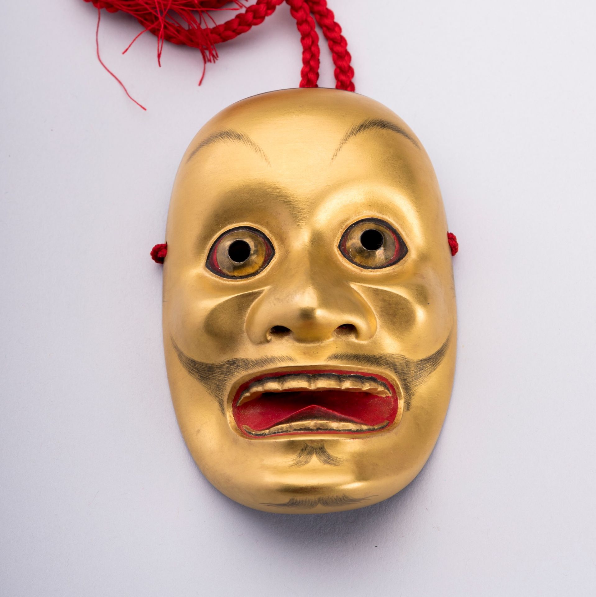 A GOLD LACQUER MINIATURE NOH MASK OF TSURIMANAKO, c. 1920s