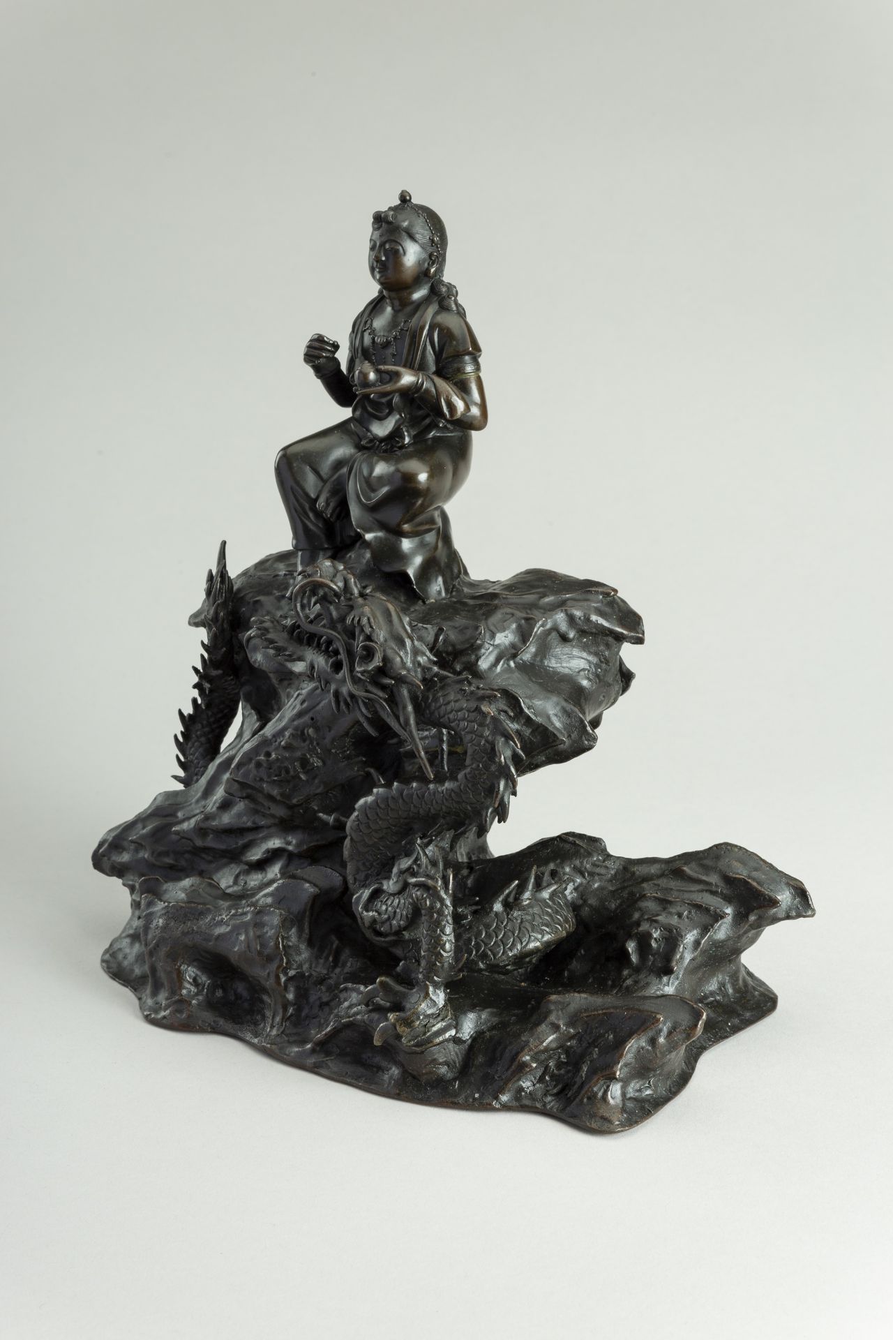 A FINE BRONZE FIGURE OF BENTEN WITH DRAGON, MEIJI - Bild 7 aus 13