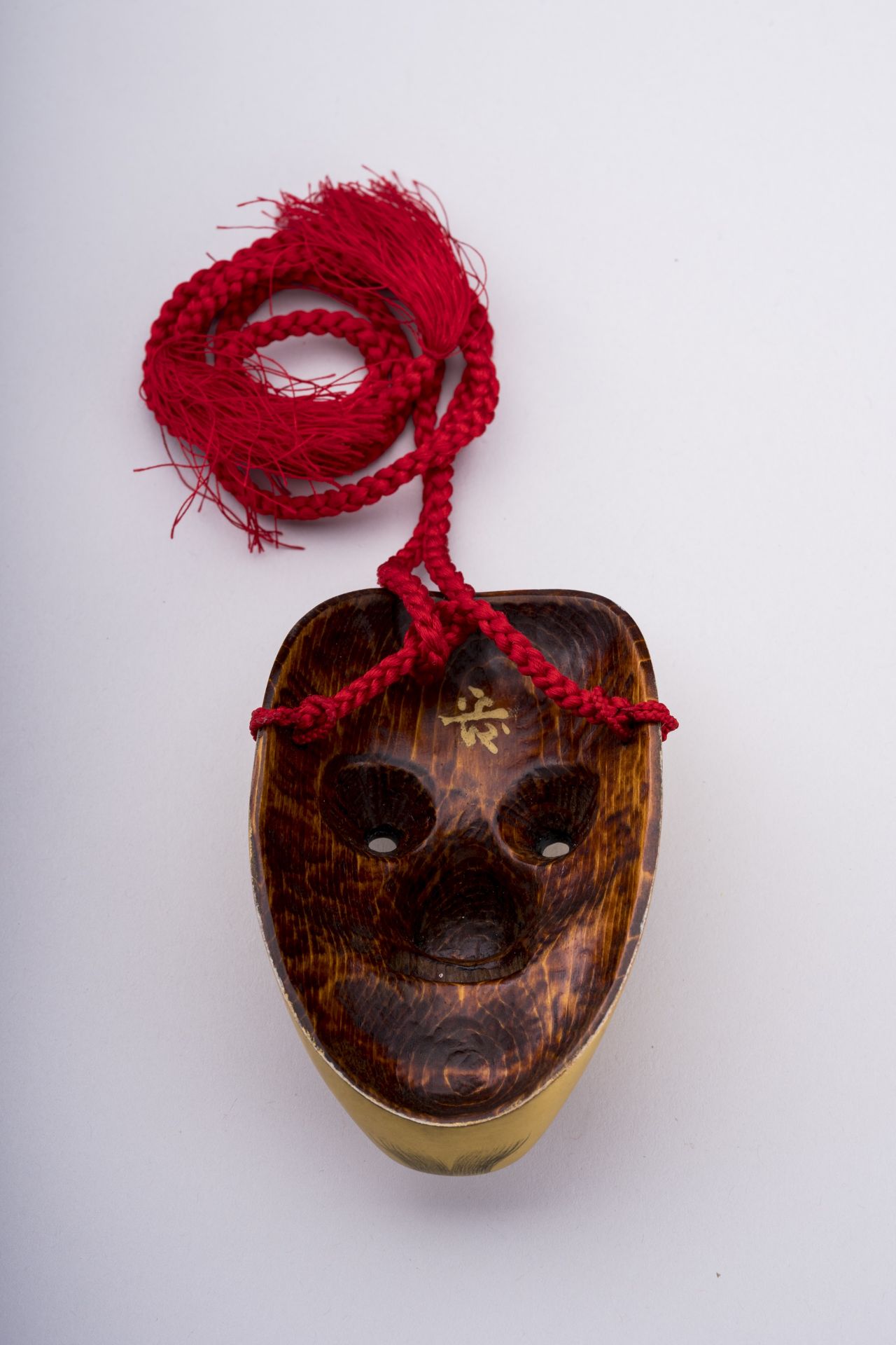 A GOLD LACQUER MINIATURE NOH MASK OF TSURIMANAKO, c. 1920s - Bild 4 aus 5