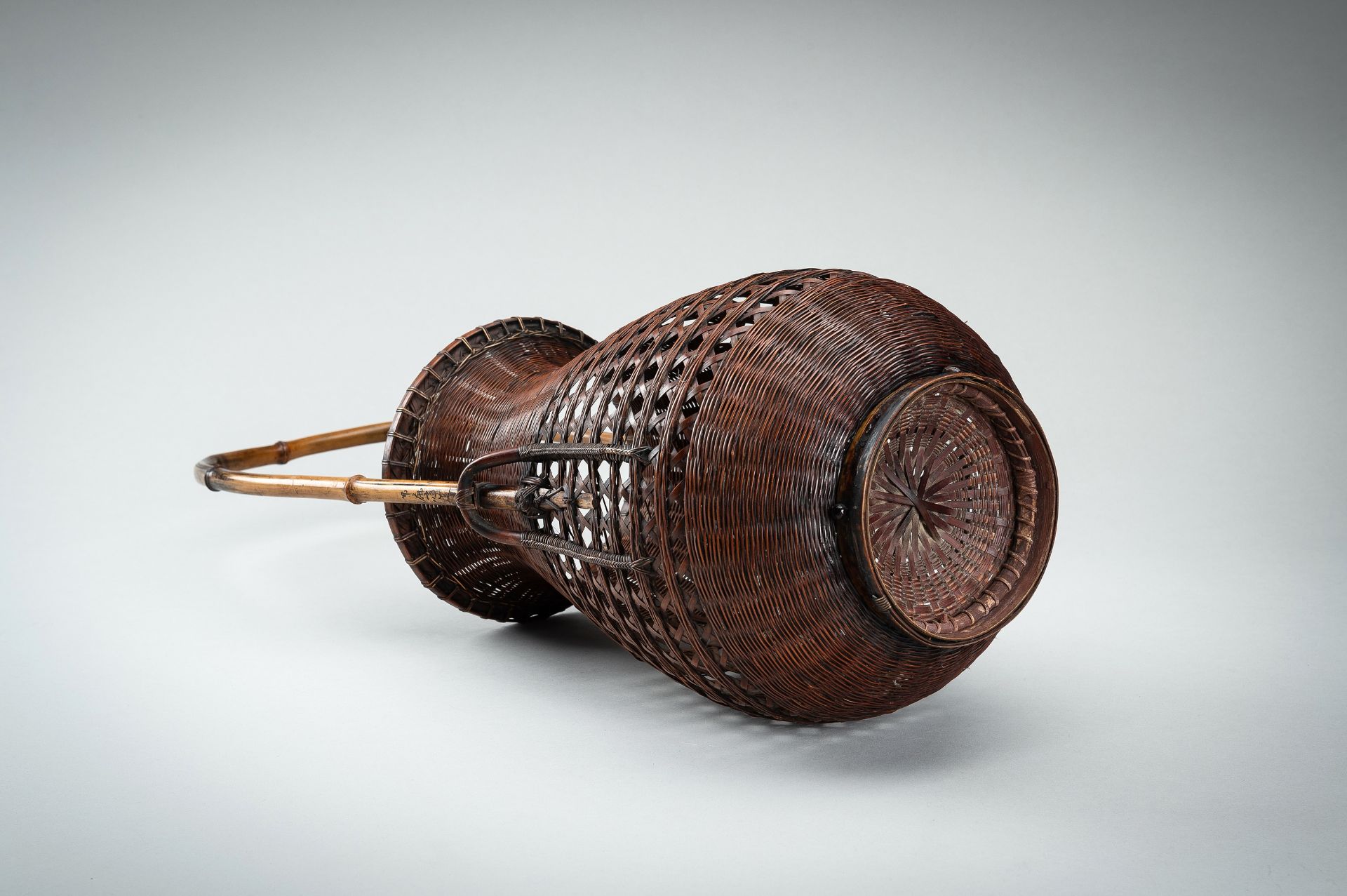 MAEDA CHIKUBOSAI II: A WOVEN BAMBOO AND RATTAN HANAKAGO (FLOWER BASKET) - Bild 15 aus 16