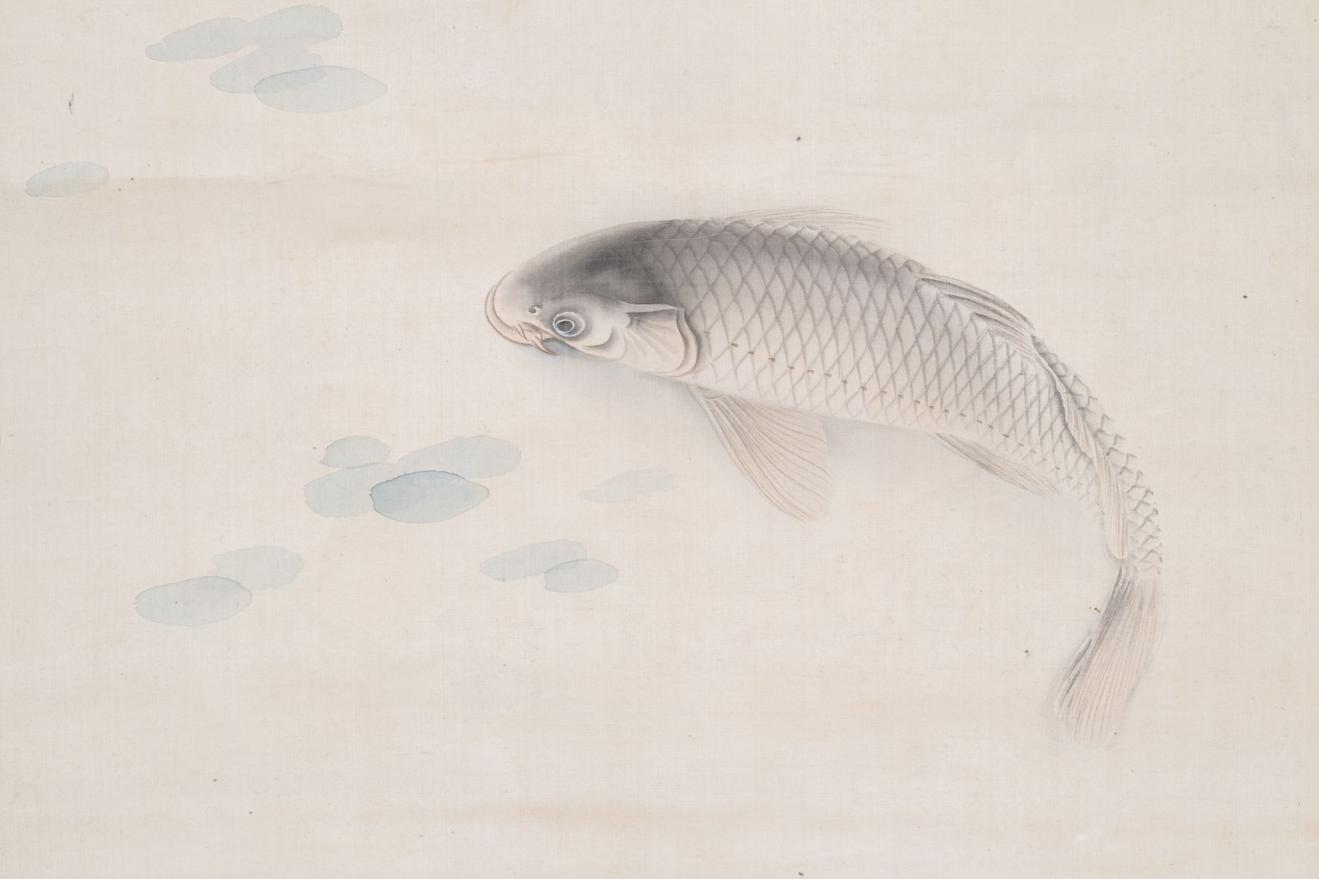 A SIGNED SCROLL PAINTING OF THREE CARPS IN A POND, MEIJI - Bild 4 aus 7