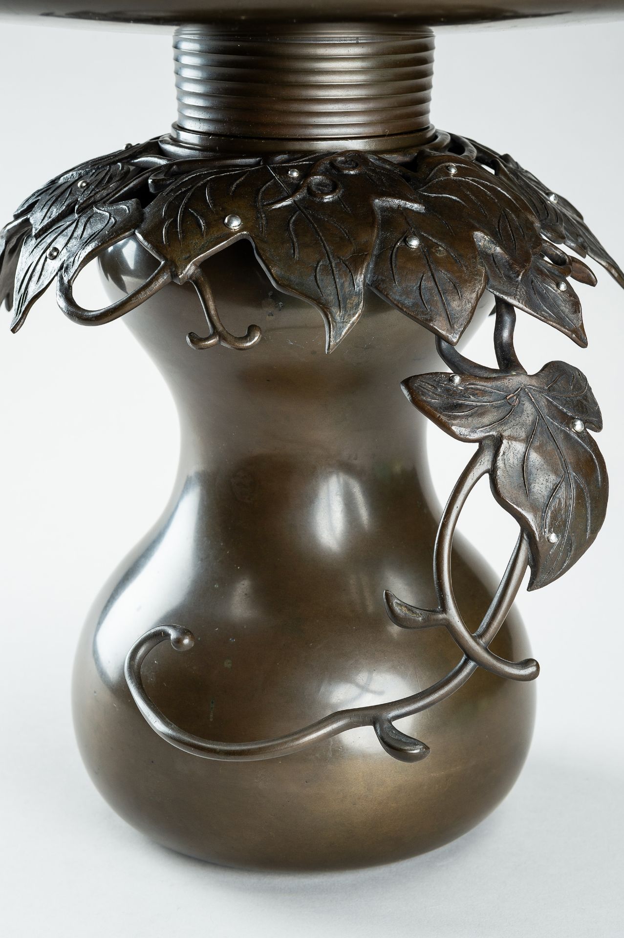 HARUYAMA FUBO: A THREE-PART BRONZE USUBATA VASE WITH VINES - Bild 5 aus 20