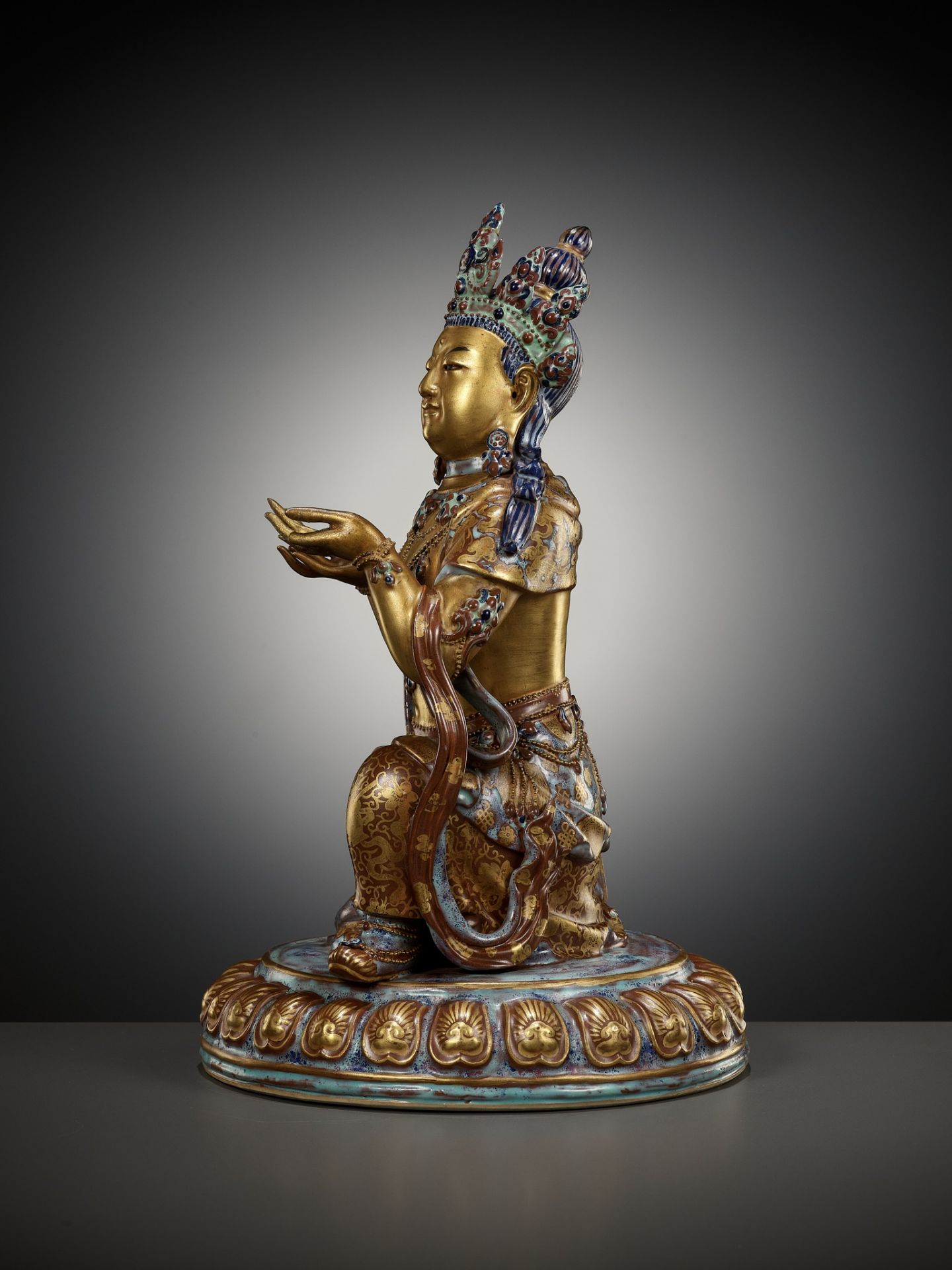 A ROBIN'S-EGG-GLAZED AND GILT PORCELAIN FIGURE OF A BODHISATTVA, QIANLONG TO JIAQING PERIOD - Image 10 of 23