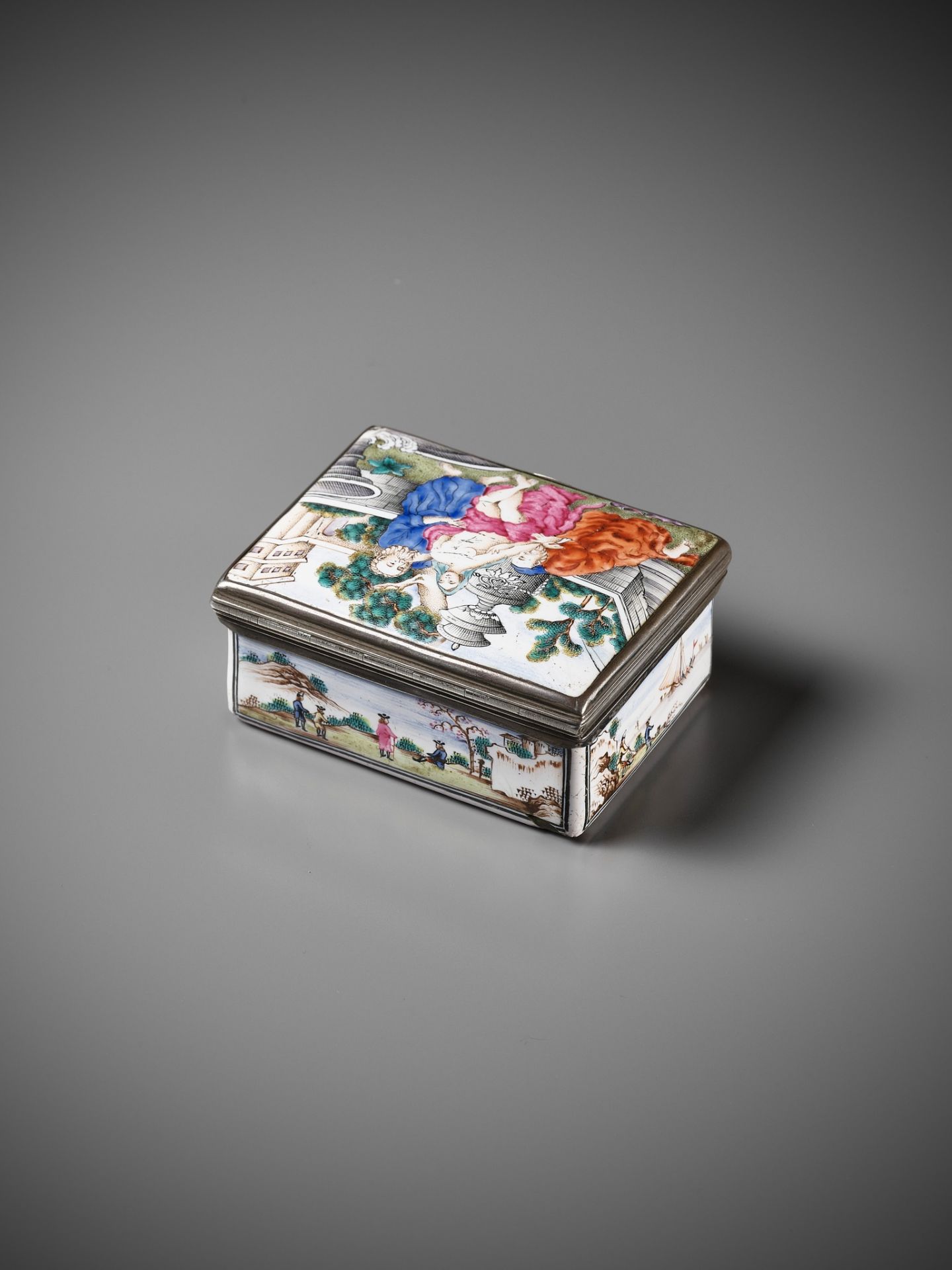 A CANTON ENAMEL 'EUROPEAN SUBJECT' BOX AND COVER DEPICTING SUSANNA AND THE ELDERS, QIANLONG PERIOD - Image 6 of 14