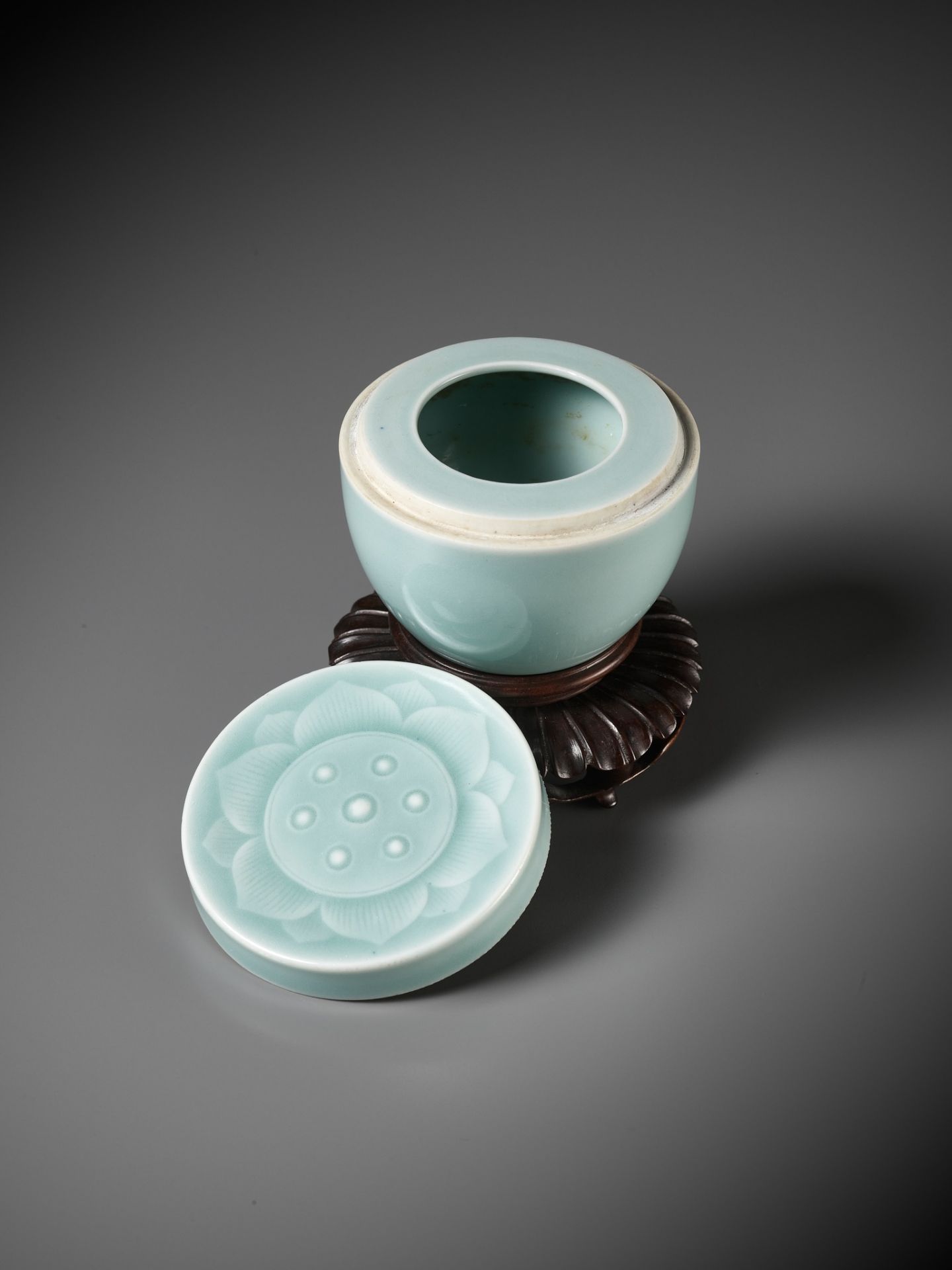 A CELADON-GLAZED LOTUS POD-FORM BOX AND COVER, QING DYNASTY - Image 9 of 14