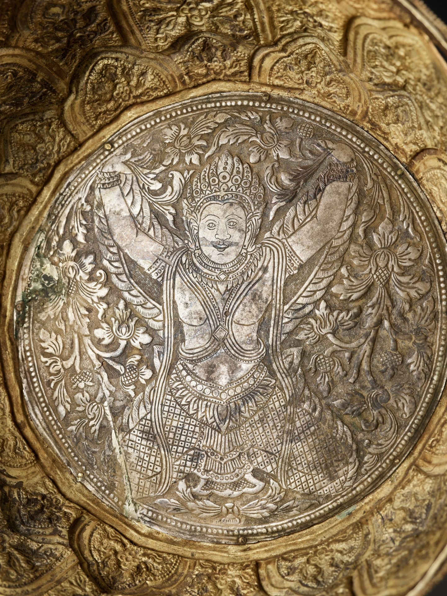 A SILVER-INLAID GOLD REPOUSSÉ BOWL DEPICTING GARUDA, VIETNAM,FORMER KINGDOMS OF CHAMPA,CIRCA 10TH C. - Image 6 of 18