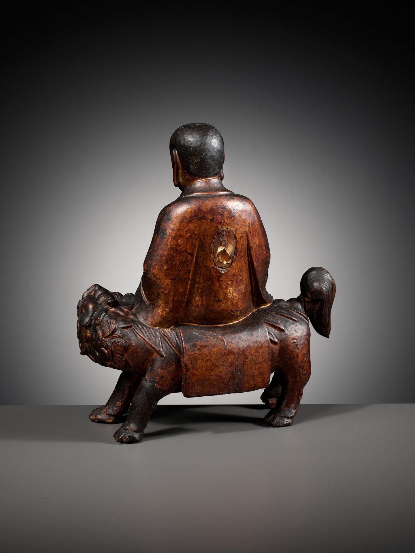A GILT-LACQUERED WOOD FIGURE OF VIJRAPUTRA, YUAN-MING DYNASTY - Image 10 of 12