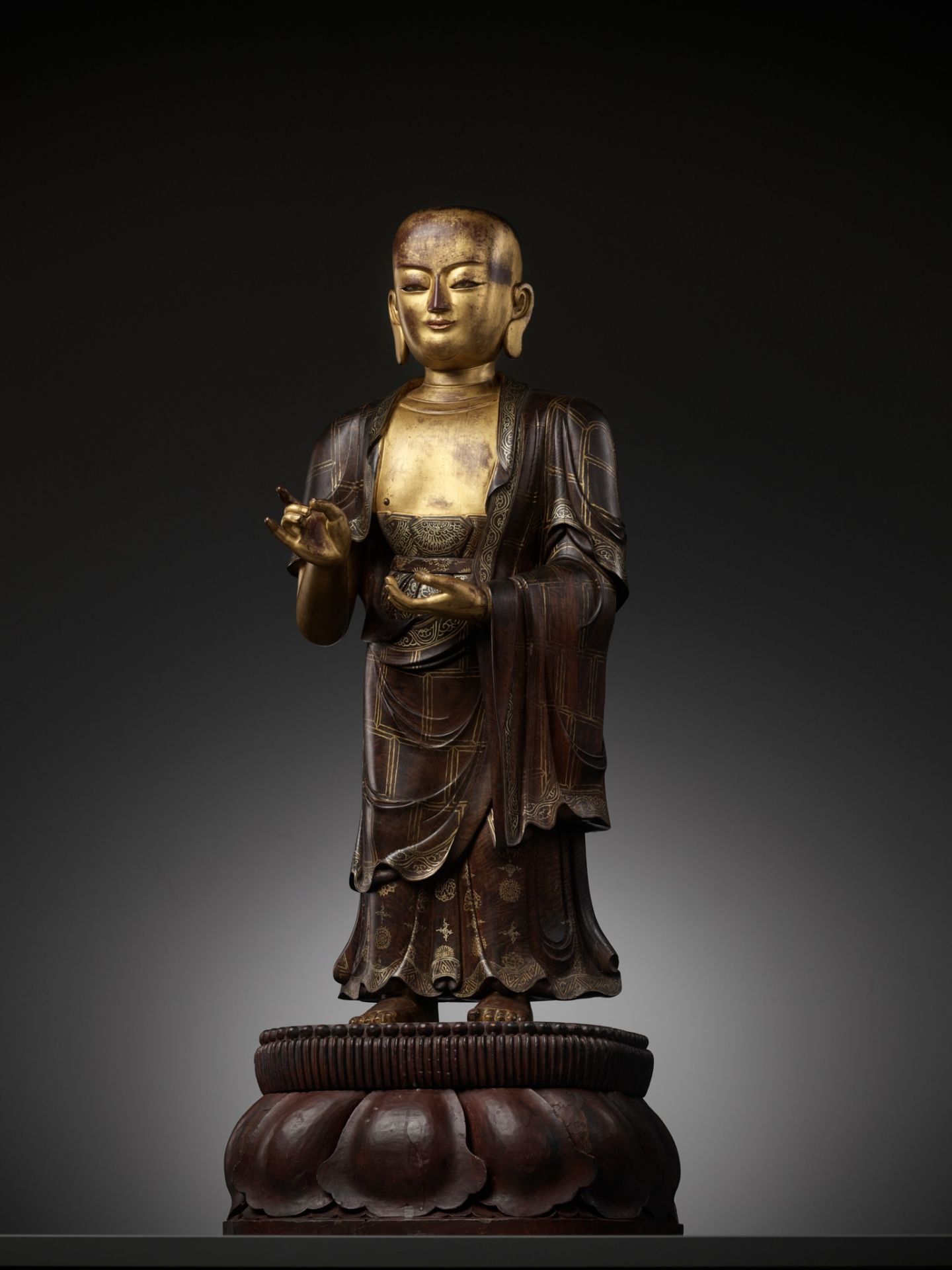 A LARGE AND HIGHLY IMPORTANT ZITAN AND GILT-LACQUERED STATUE OF SARIPUTRA, THE FIRST OF BUDDHA'S TWO - Image 9 of 26