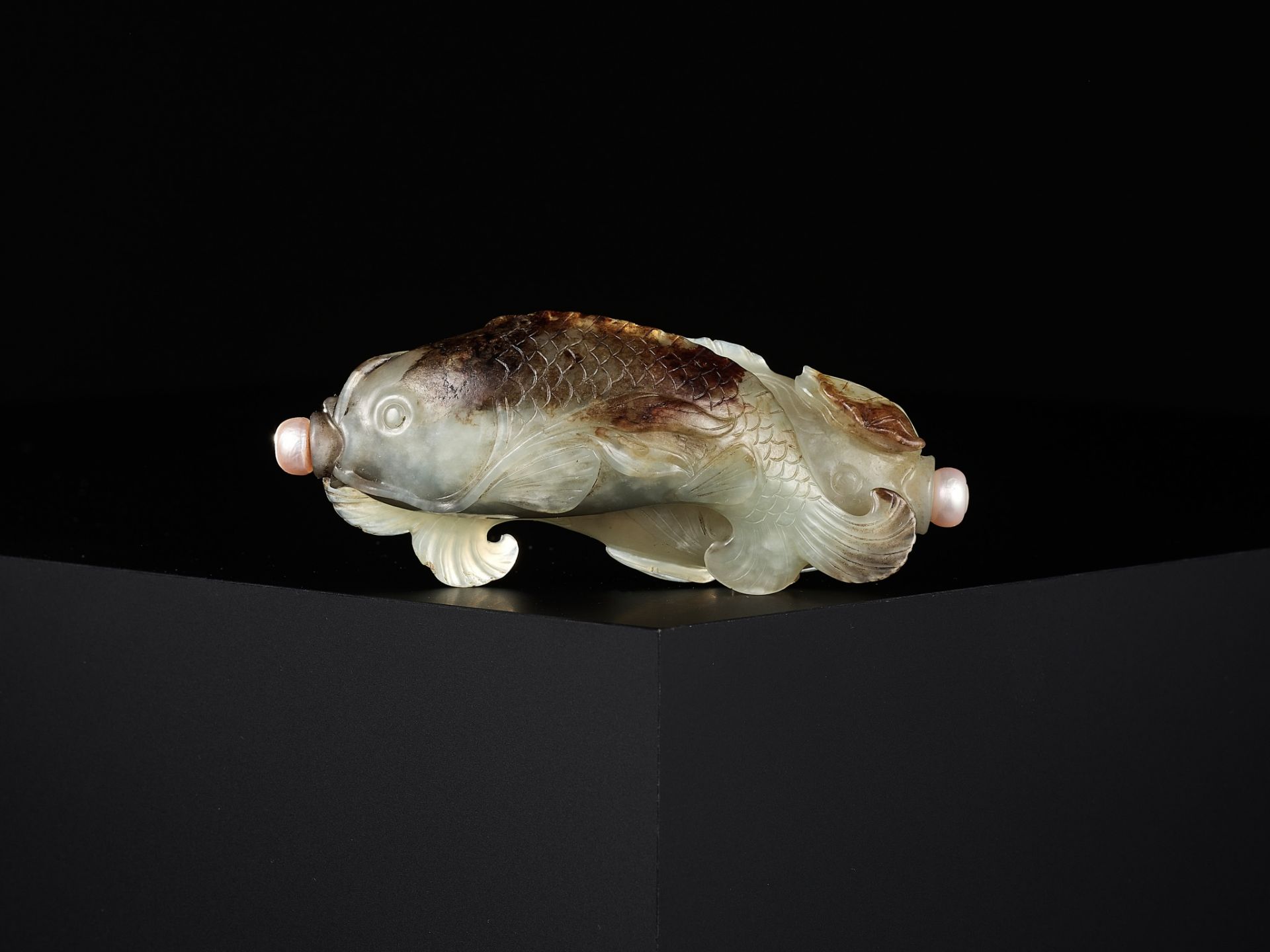 A CELADON AND RUSSET JADE 'DOUBLE FISH' SNUFF BOTTLE, CHINA, 1680-1750 - Image 2 of 14