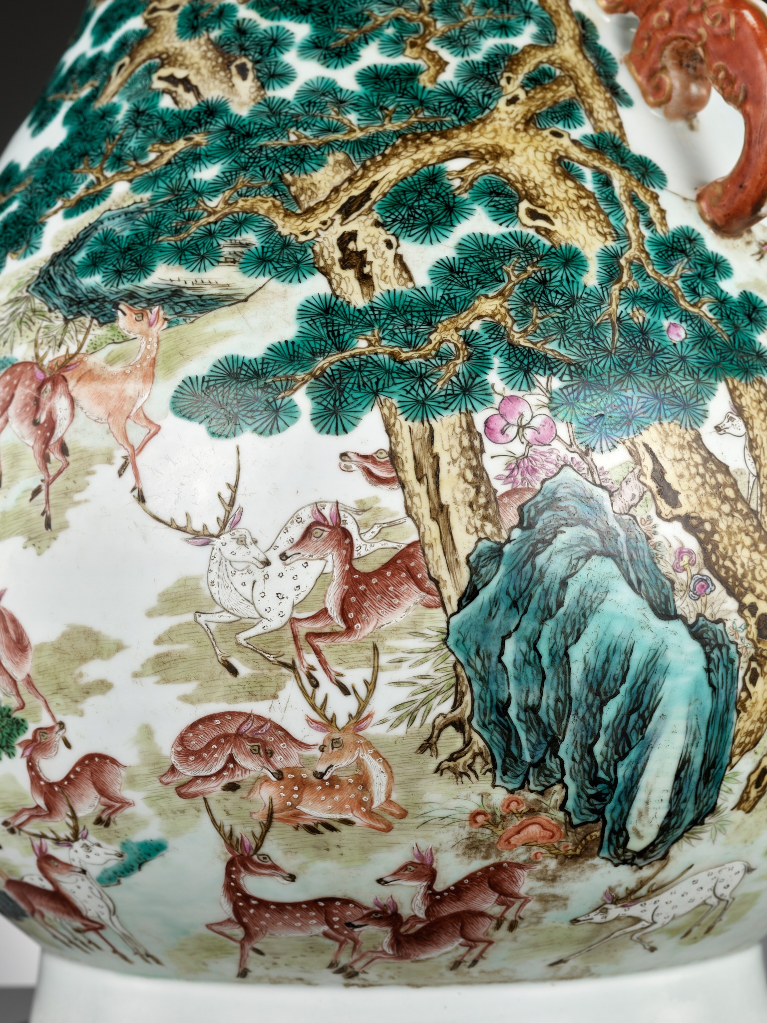 A FAMILLE ROSE 'HUNDRED DEER' (BAI LU) HU-FORM VASE, LATE QING TO EARLY REPUBLIC PERIOD - Image 6 of 17