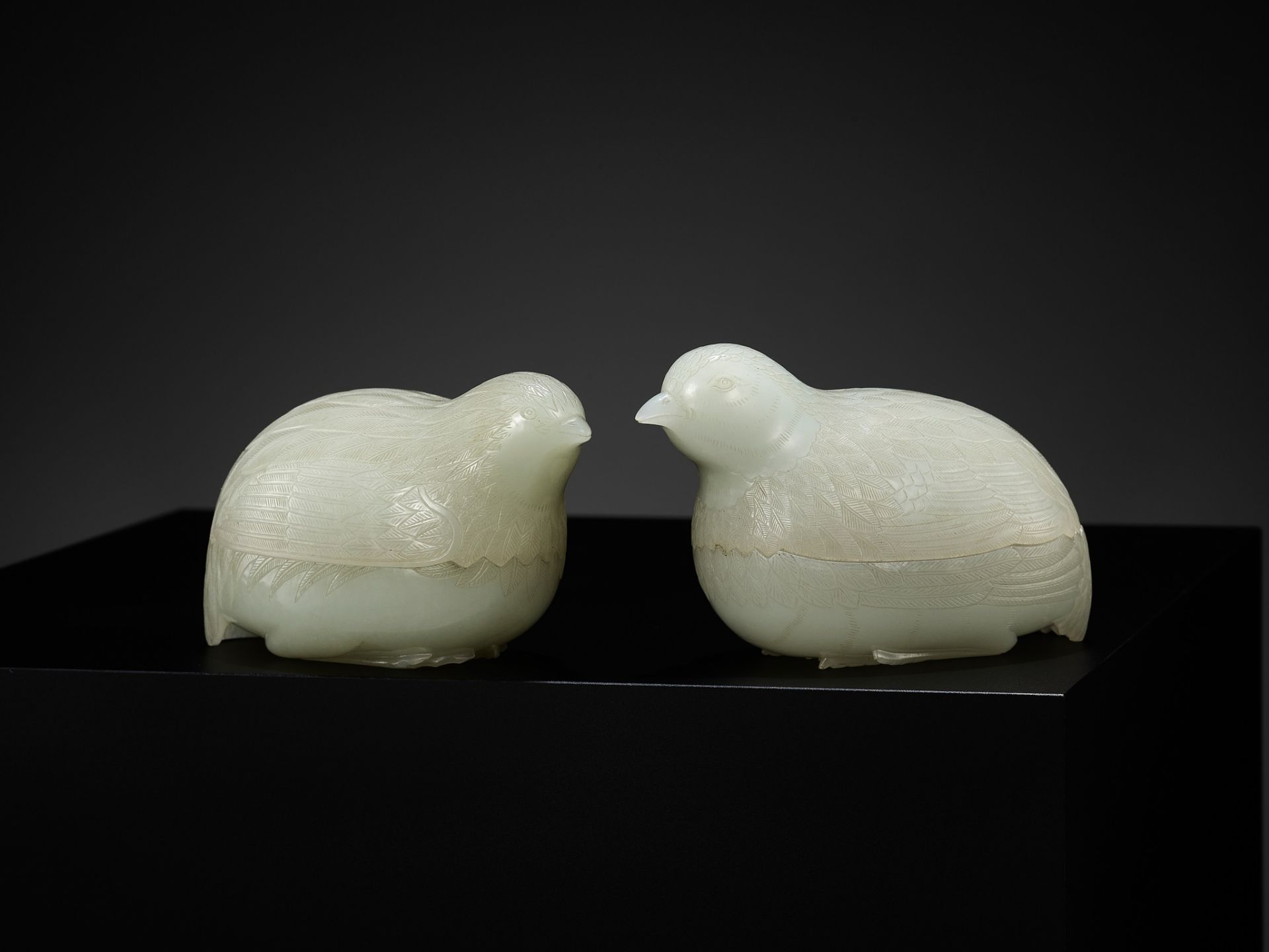 AN EXCEPTIONAL PAIR OF WHITE JADE 'QUAIL' BOXES AND COVERS, QIANLONG PERIOD, 1736-1795 - Bild 3 aus 20