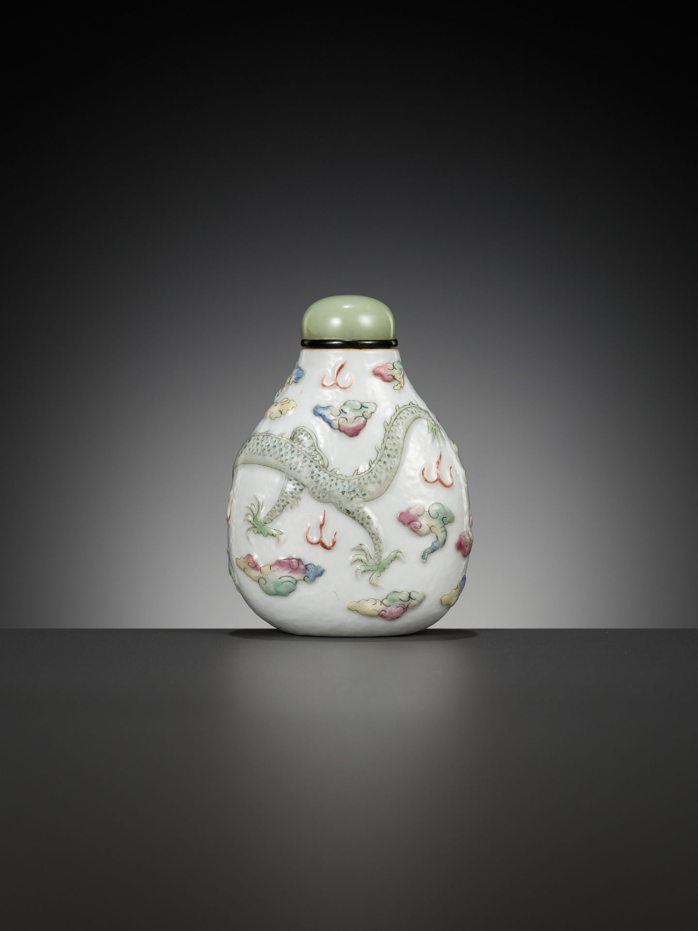 A MOLDED AND CARVED 'DRAGON' FAMILLE ROSE PORCELAIN SNUFF BOTTLE, SIGNED LIQUAN, CHINA, 1853-1864 - Bild 12 aus 16