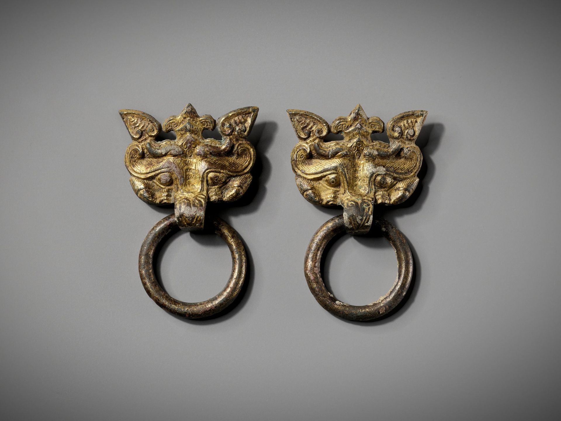 A PAIR OF GILT-BRONZE TAOTIE MASKS WITH RING HANDLES, WARRING STATES TO HAN DYNASTY - Image 9 of 11