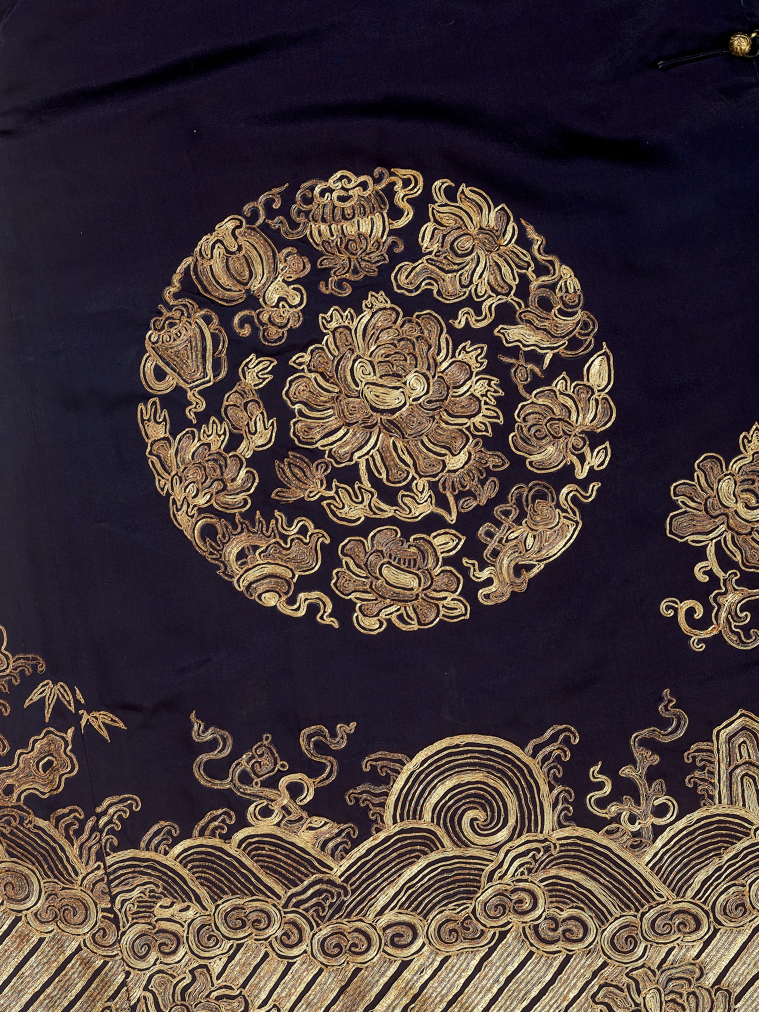 A WOMAN'S SILVER AND GOLD-EMBROIDERED SILK ROUNDEL ROBE, 19TH CENTURY - Image 8 of 14
