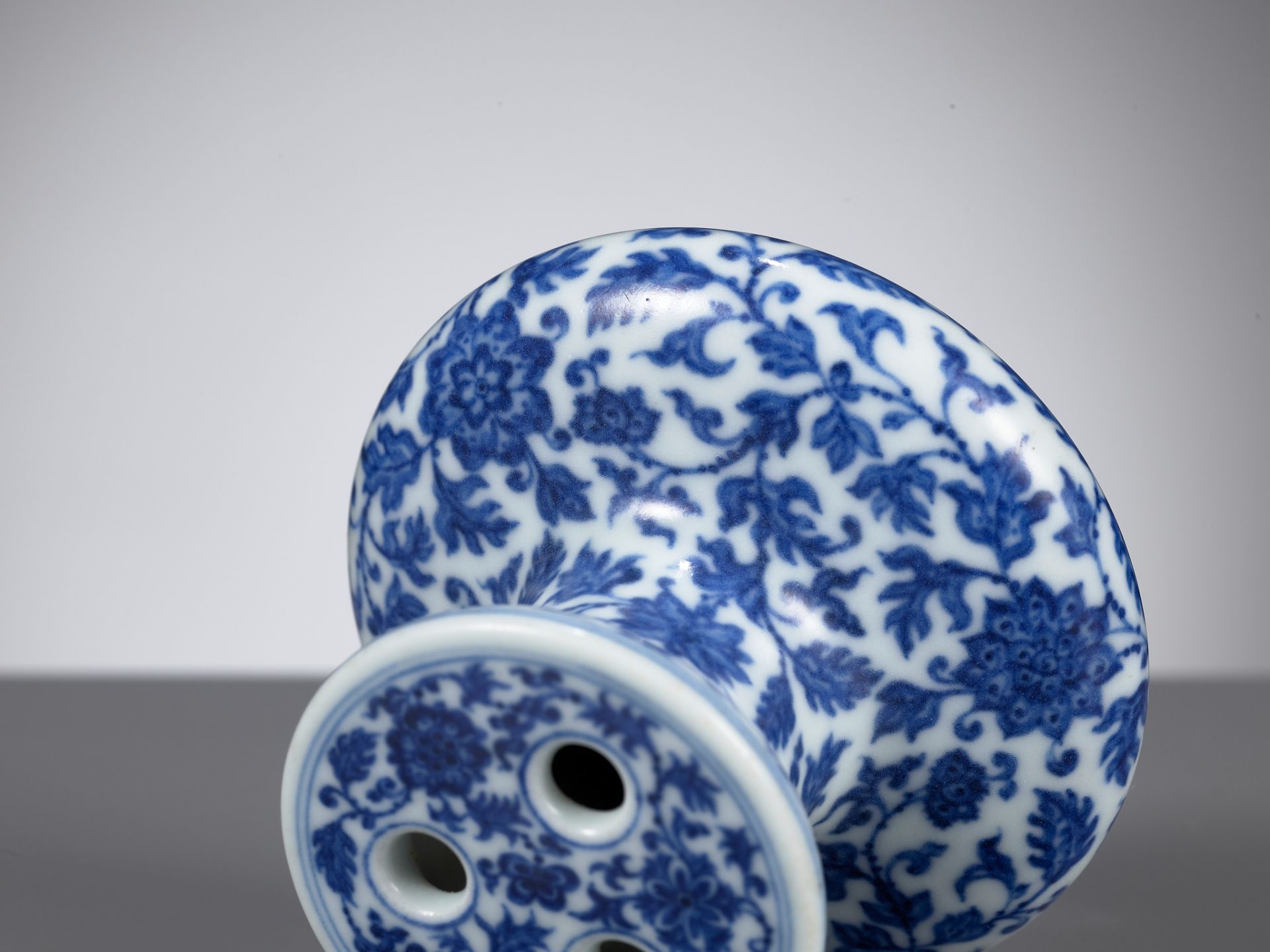 A BLUE AND WHITE MING-STYLE FLOWER-HOLDER, QIANLONG MARK AND PERIOD - Image 14 of 15