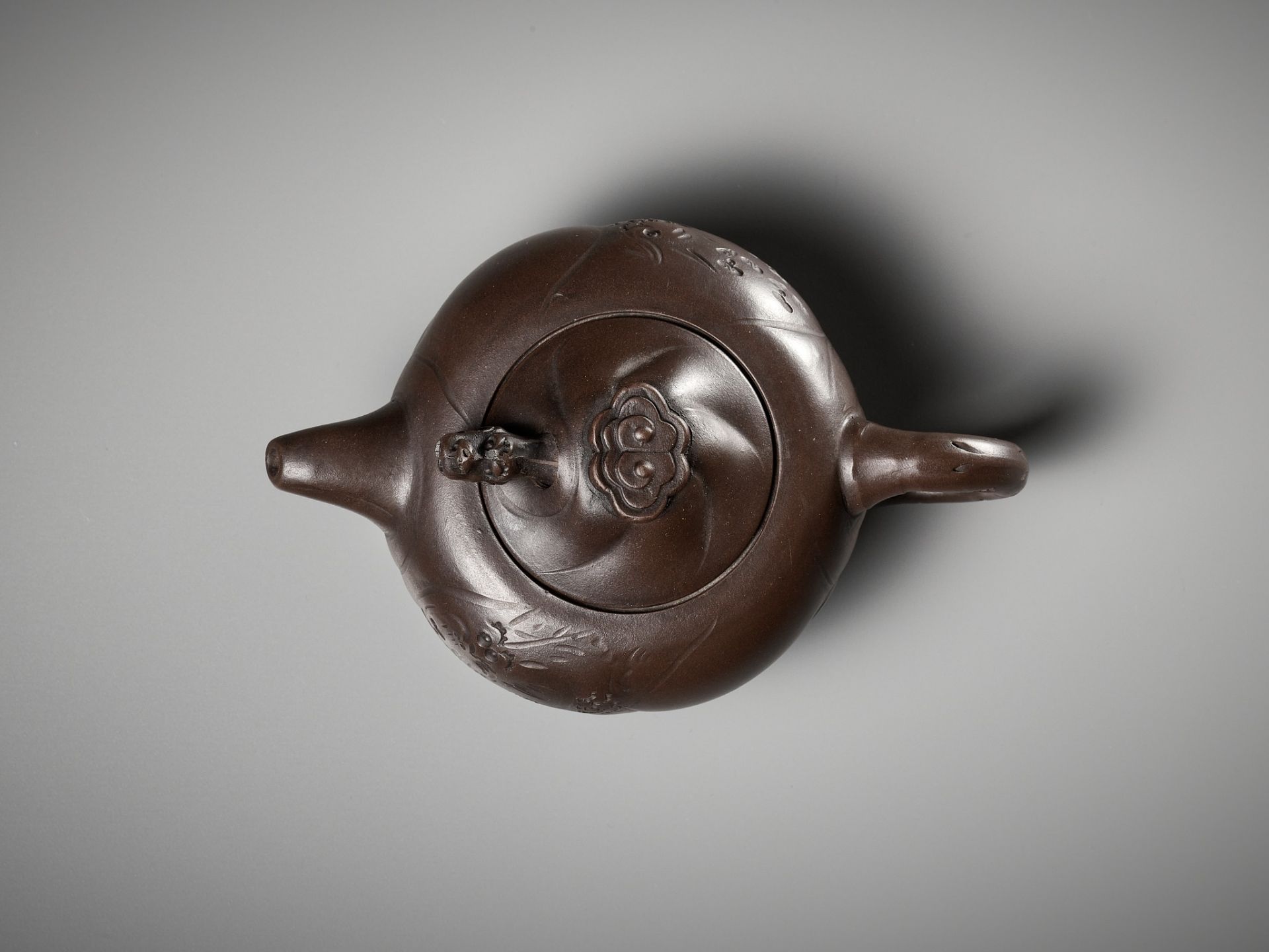 A YIXING STONEWARE 'DRAGON AND CARP' TEAPOT AND COVER, BY WANG YUYING, REPUBLIC PERIOD - Image 13 of 15