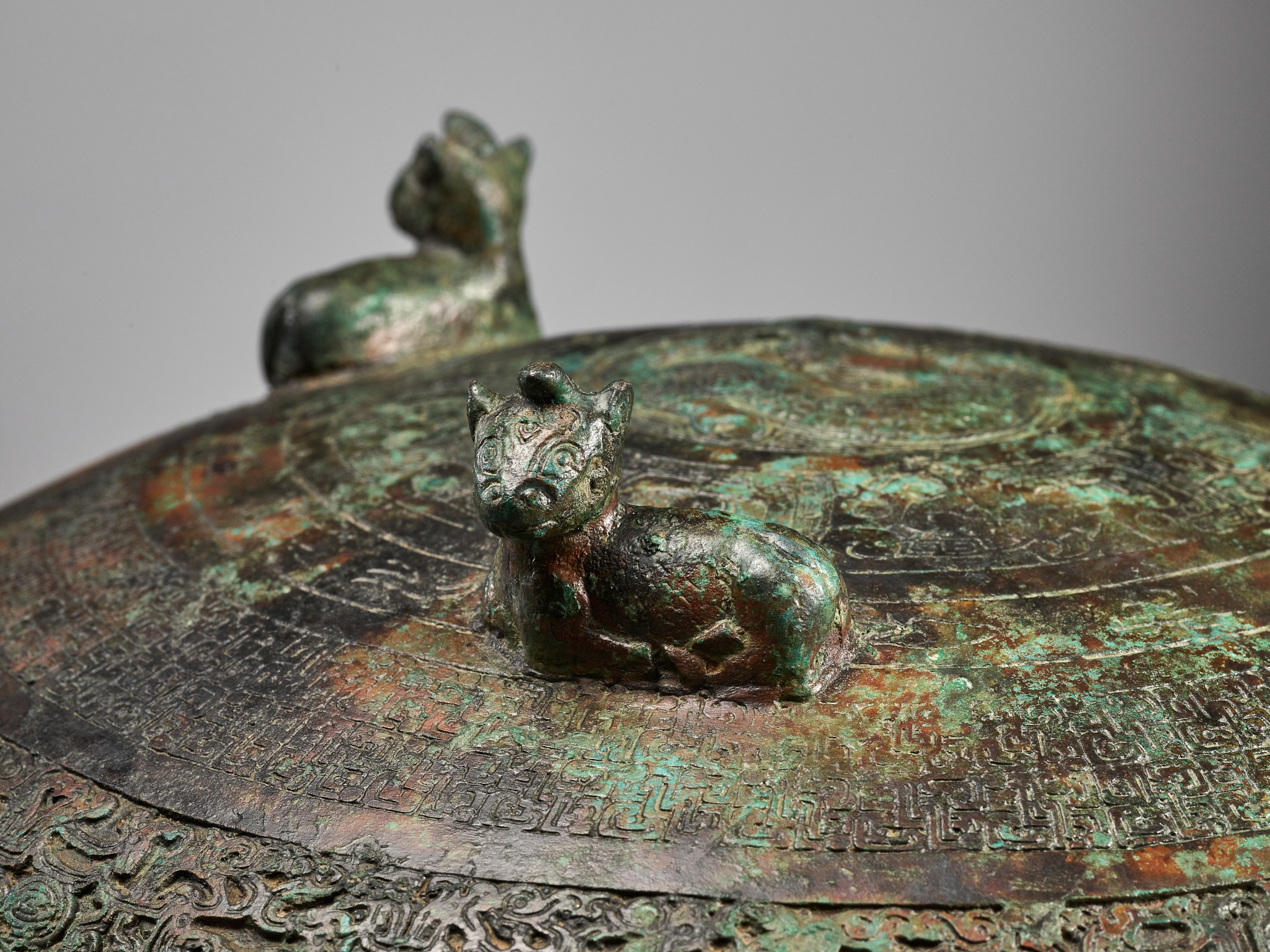 A LARGE INSCRIBED BRONZE RITUAL FOOD VESSEL AND COVER, DING, SPRING AND AUTUMN PERIOD - Image 7 of 24
