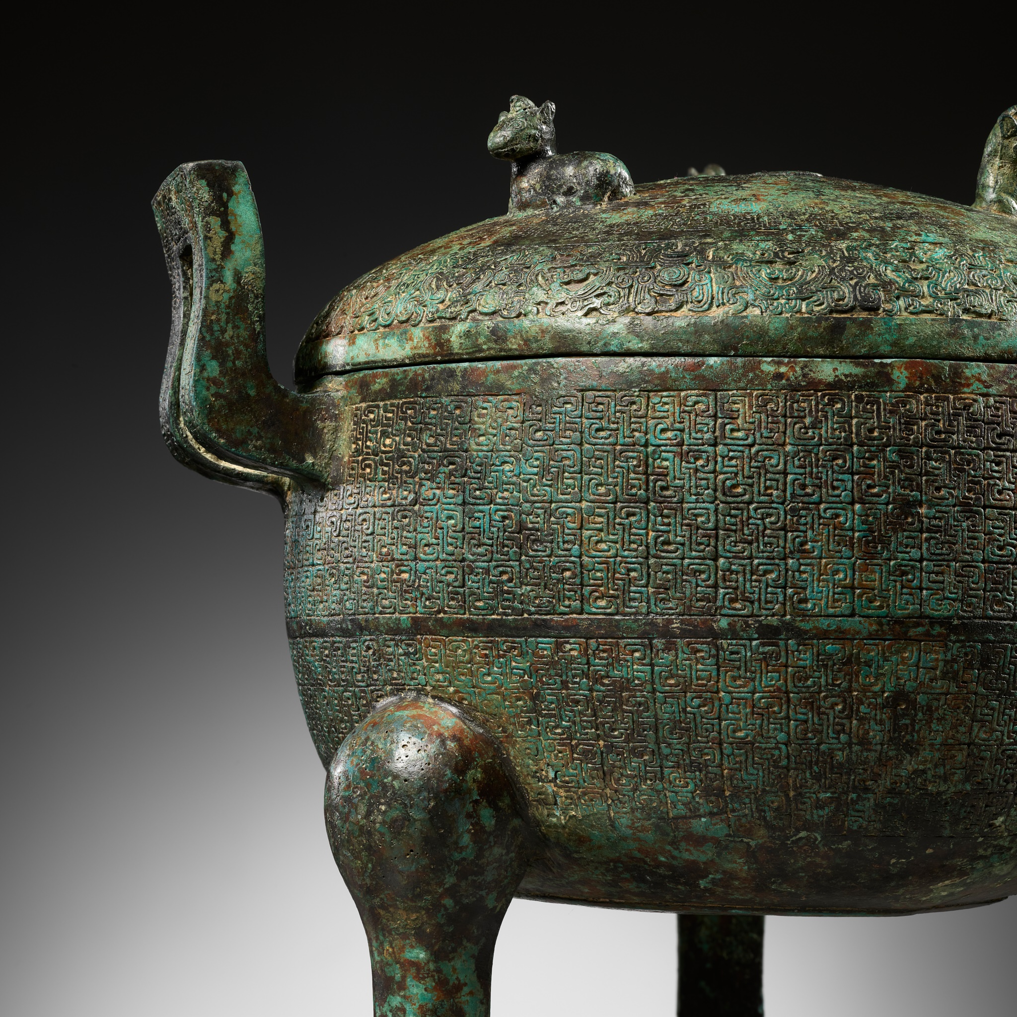 A LARGE INSCRIBED BRONZE RITUAL FOOD VESSEL AND COVER, DING, SPRING AND AUTUMN PERIOD